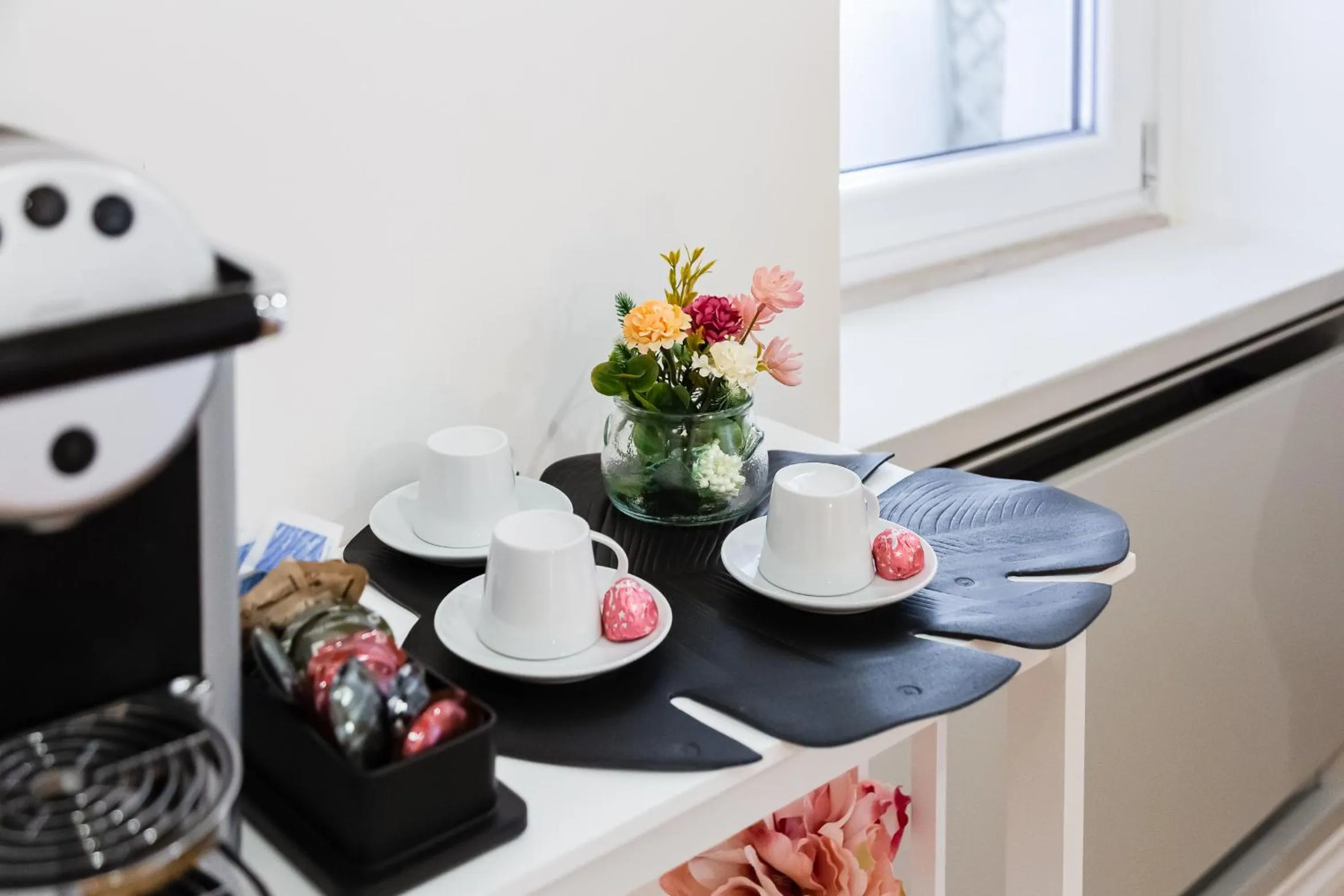 Coffee/tea facilities in Tankara Suite