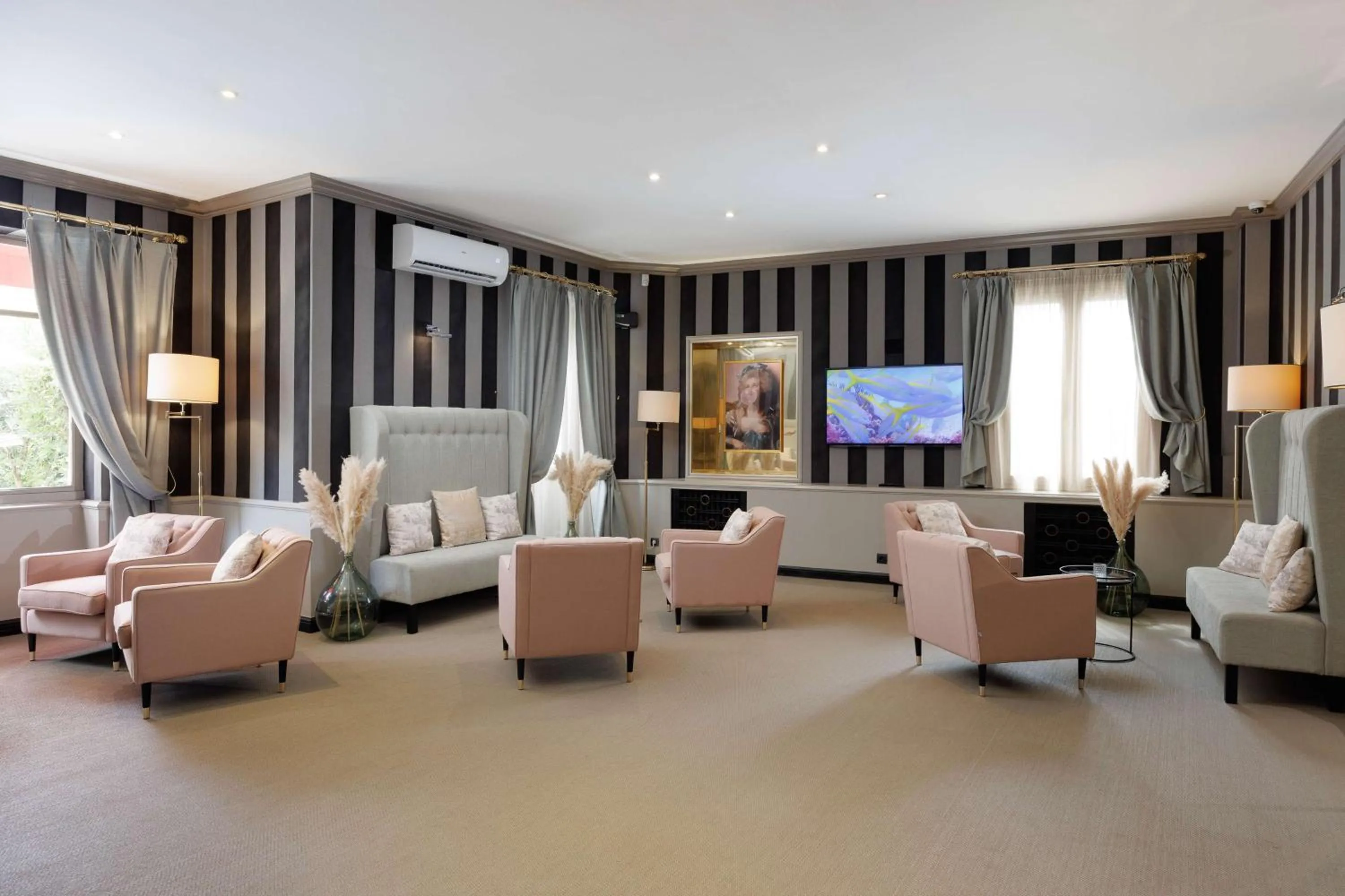 Lounge or bar in Best Western Plus Hôtel Brice Garden Nice