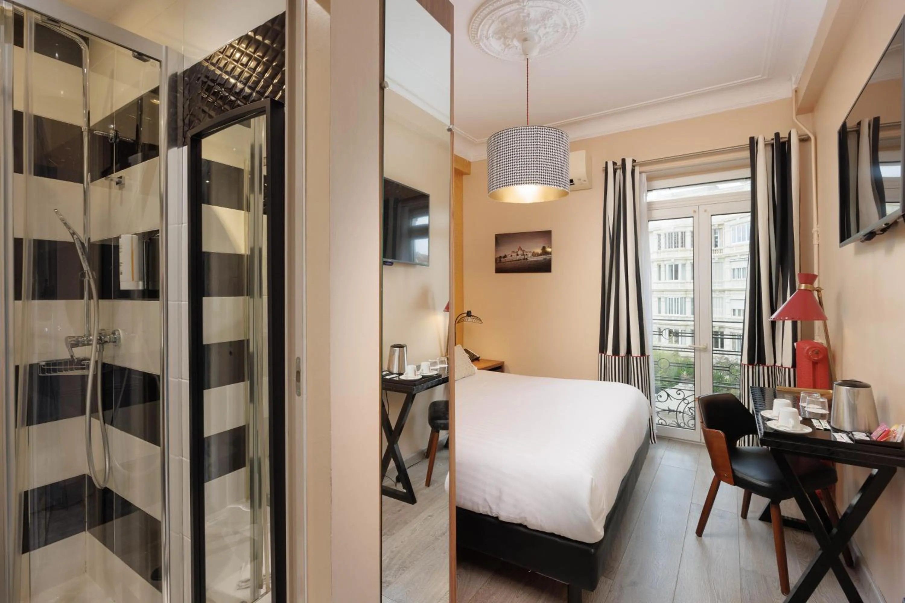 Bed in Best Western Plus Hôtel Brice Garden Nice