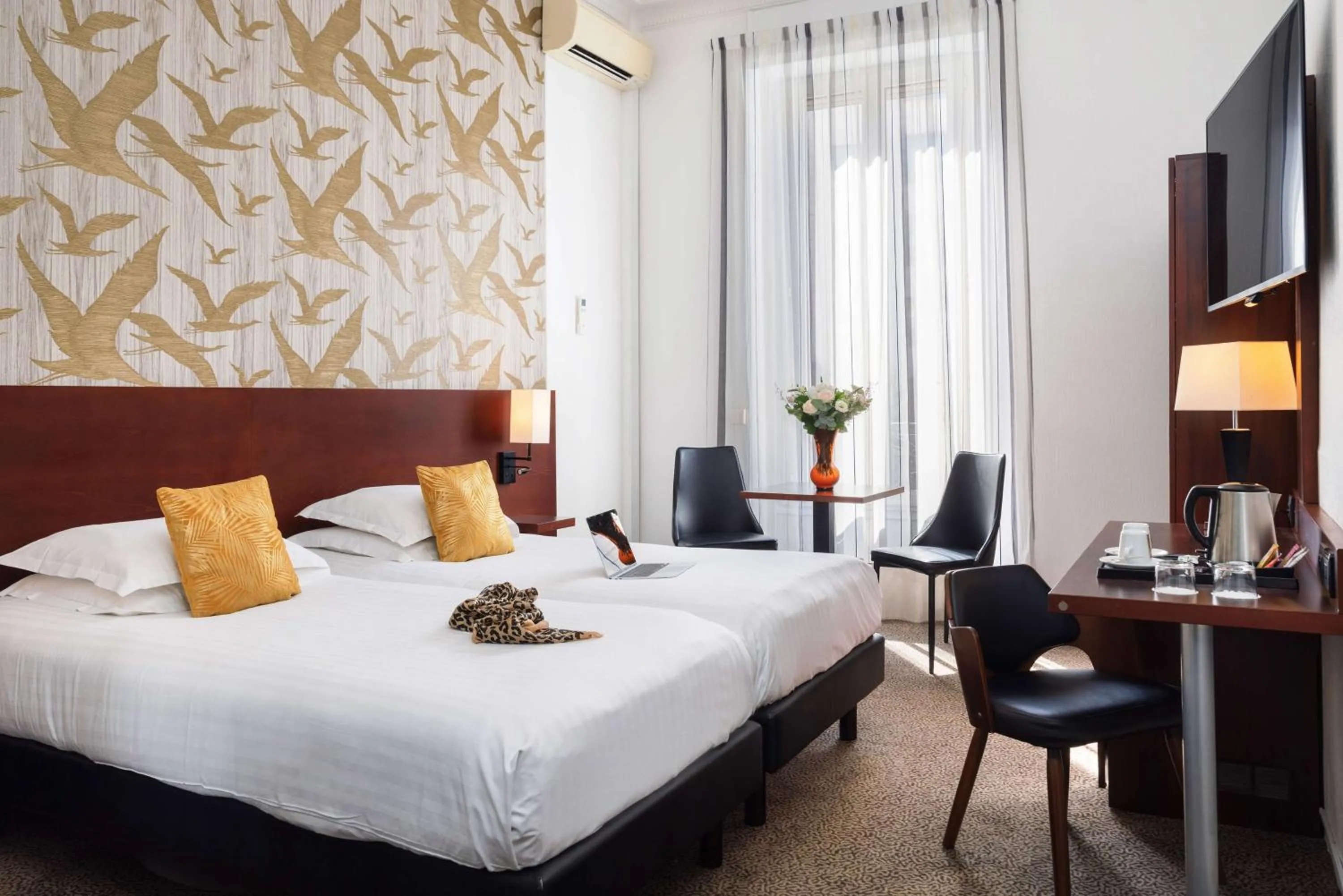 Property building, Bed in Best Western Plus Hôtel Brice Garden Nice