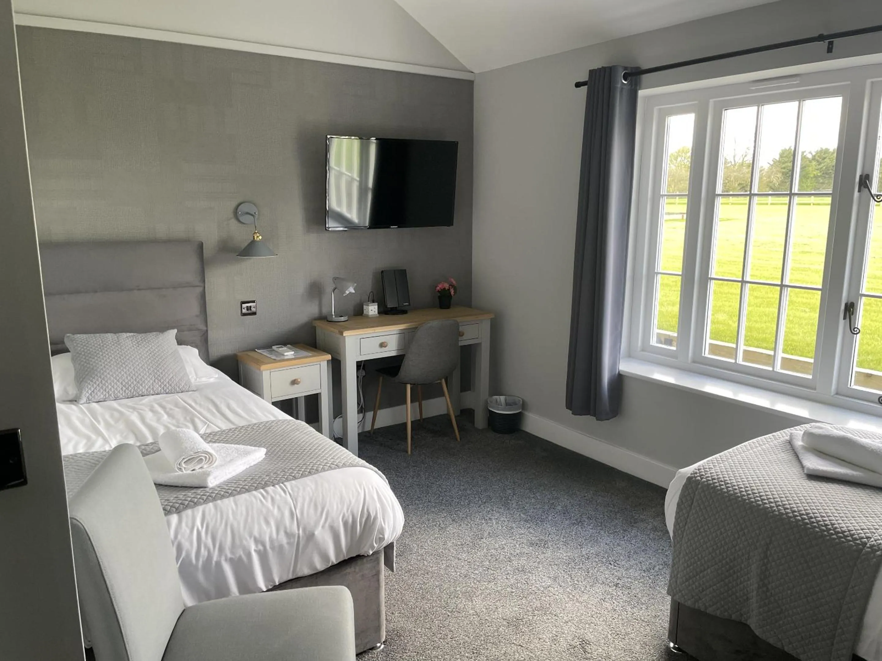 Bedroom, Bed in The Kings Arms, Colchester A120