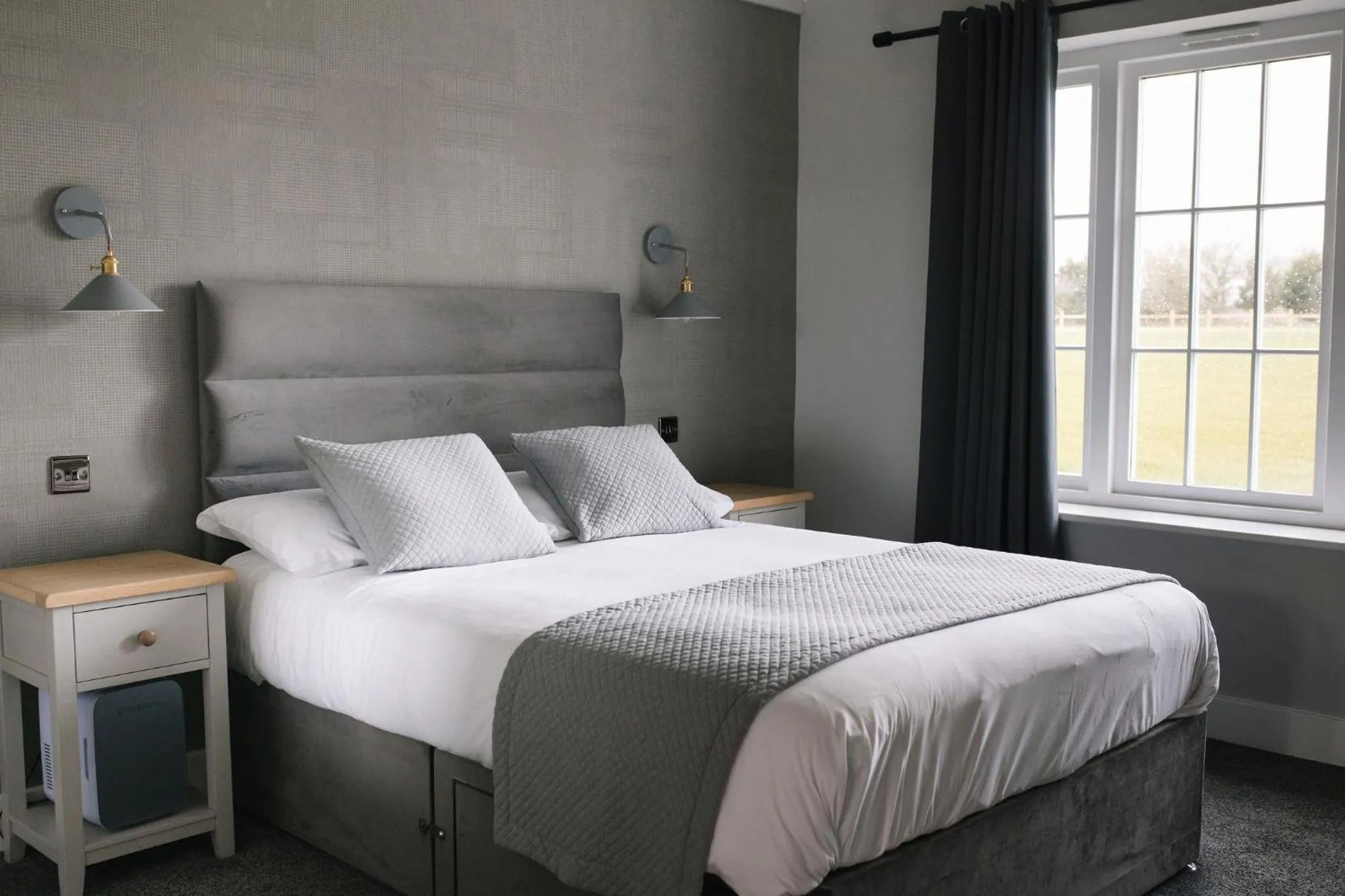 Bedroom, Bed in The Kings Arms, Colchester A120