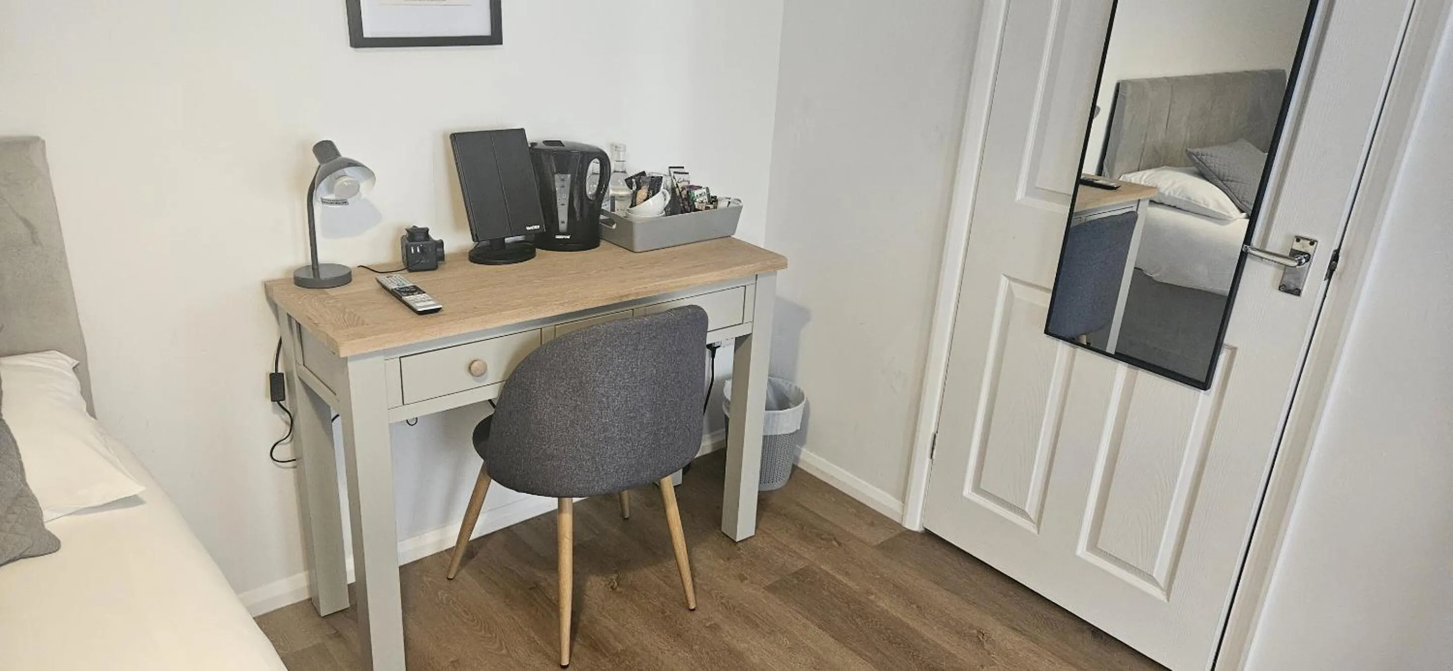 Bedroom in The Kings Arms, Colchester A120