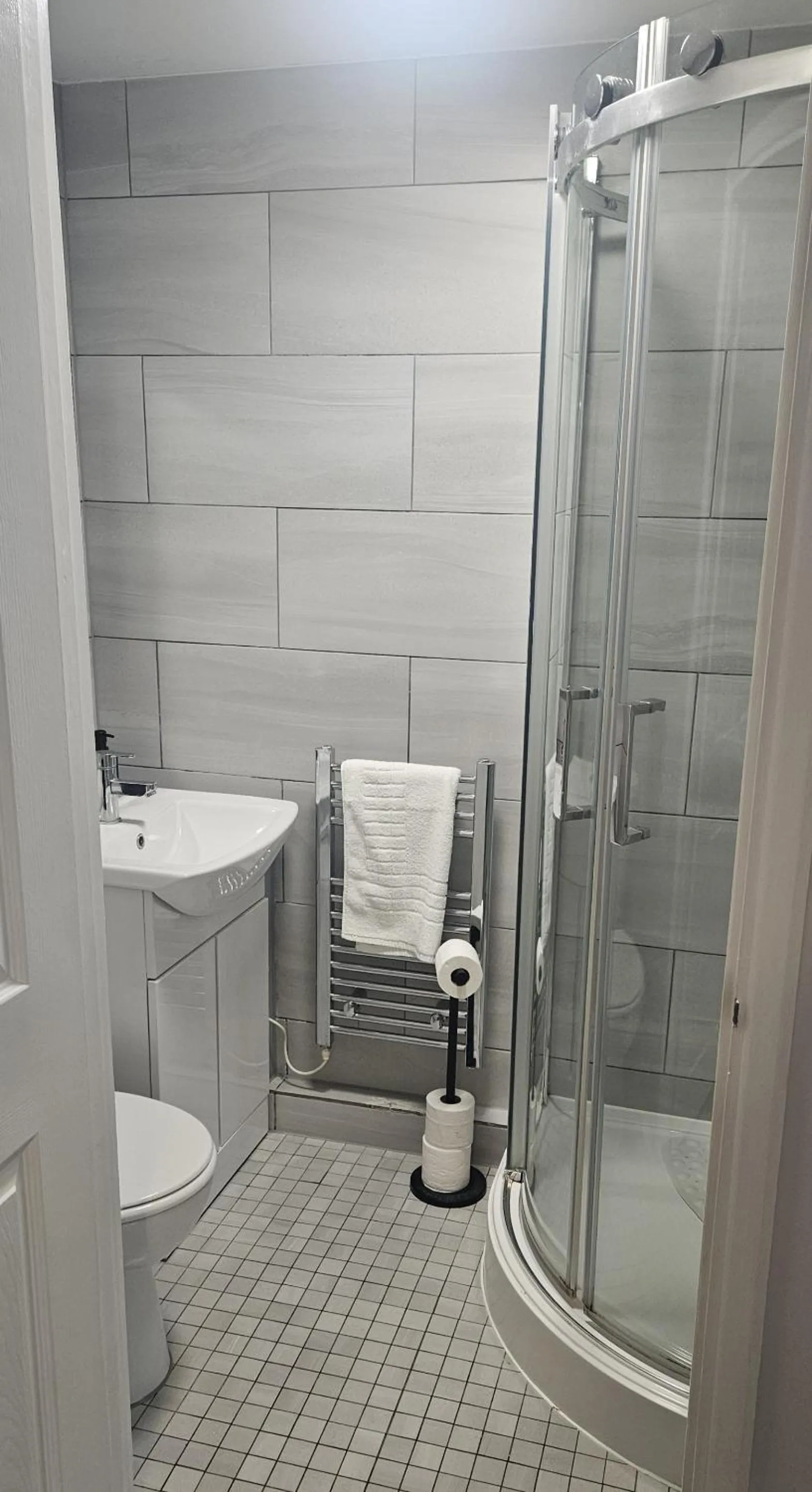 Bathroom in The Kings Arms, Colchester A120