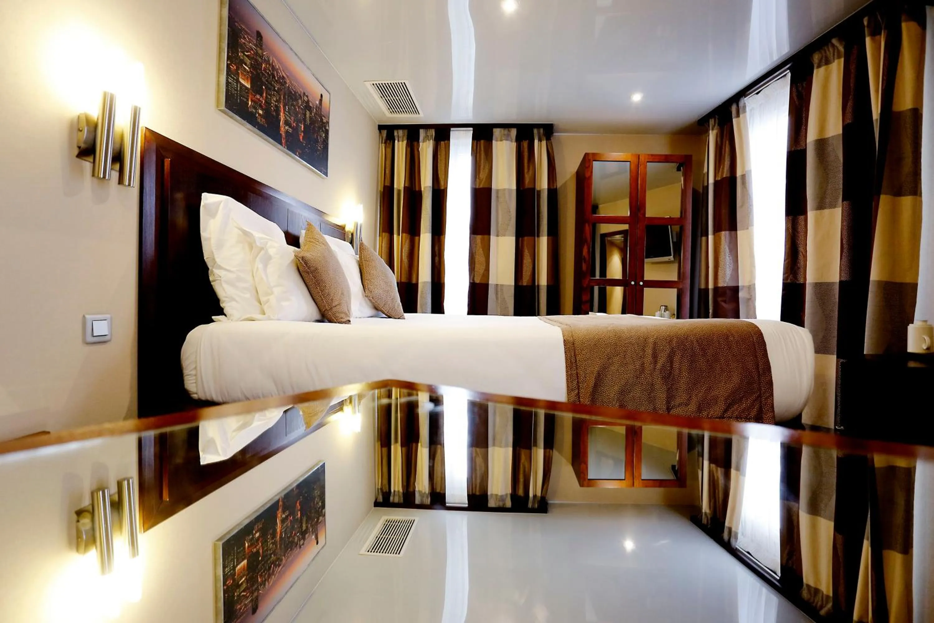 Bedroom, Bed in Grand Hotel Francais