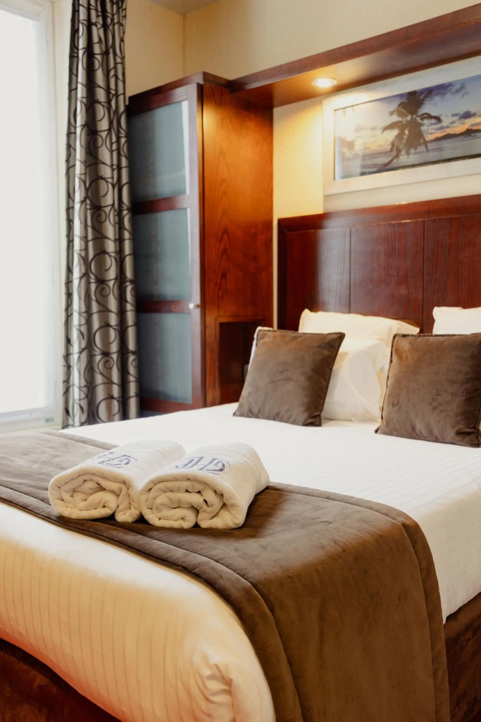 Bedroom, Bed in Grand Hotel Francais