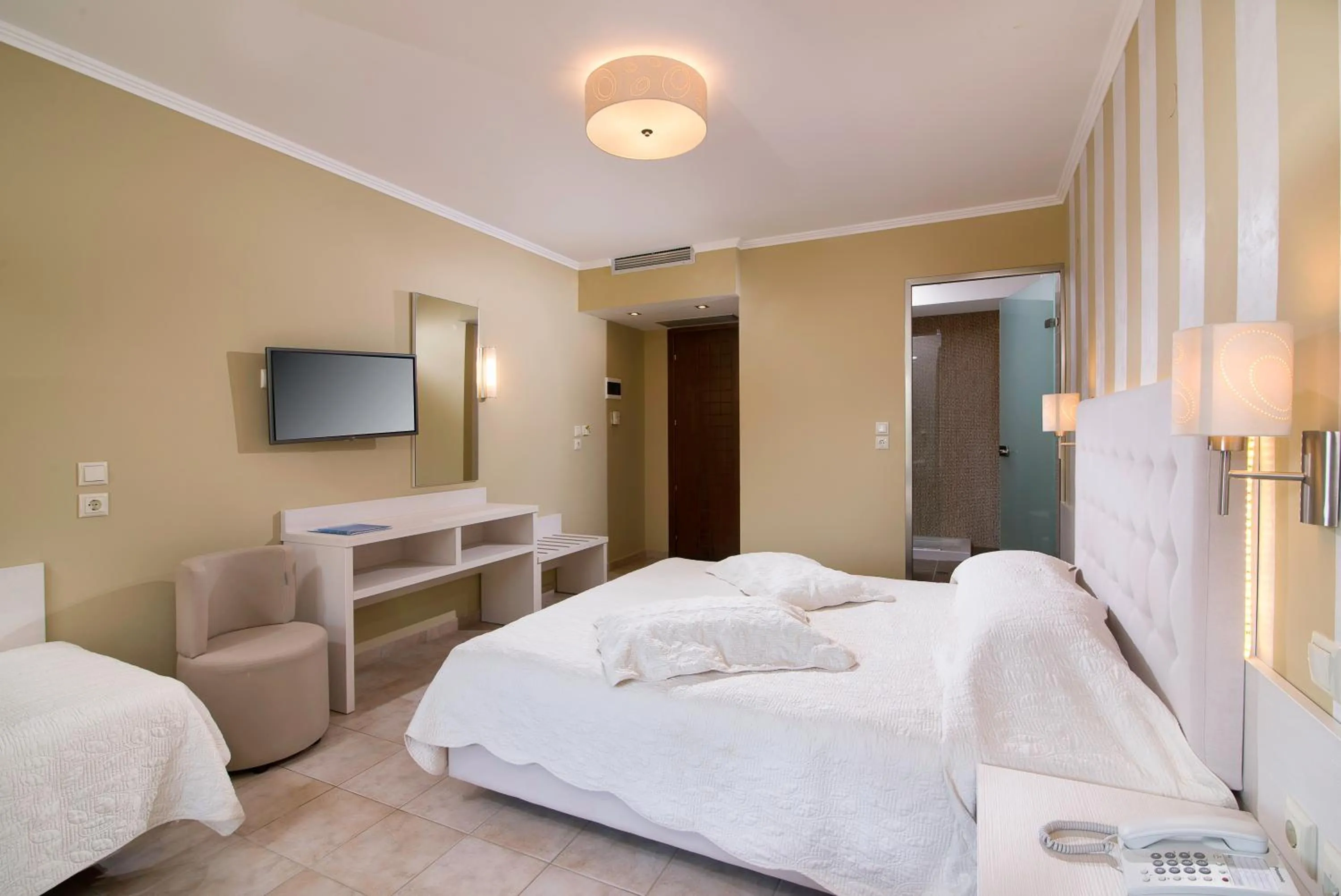 Bathroom, Bed in Ocean Beach Hotel