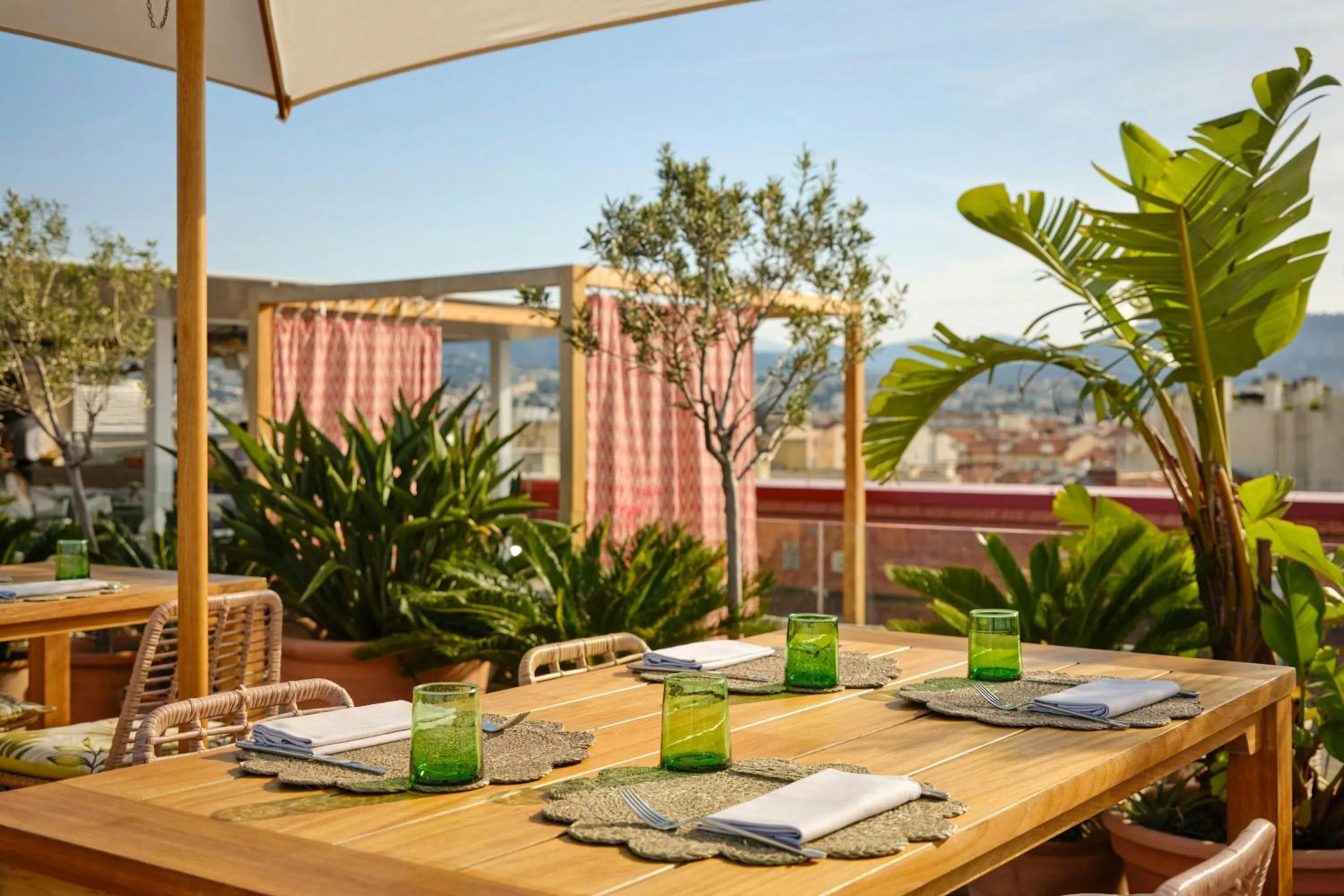 Restaurant/places to eat in AC Hotel by Marriott Nice