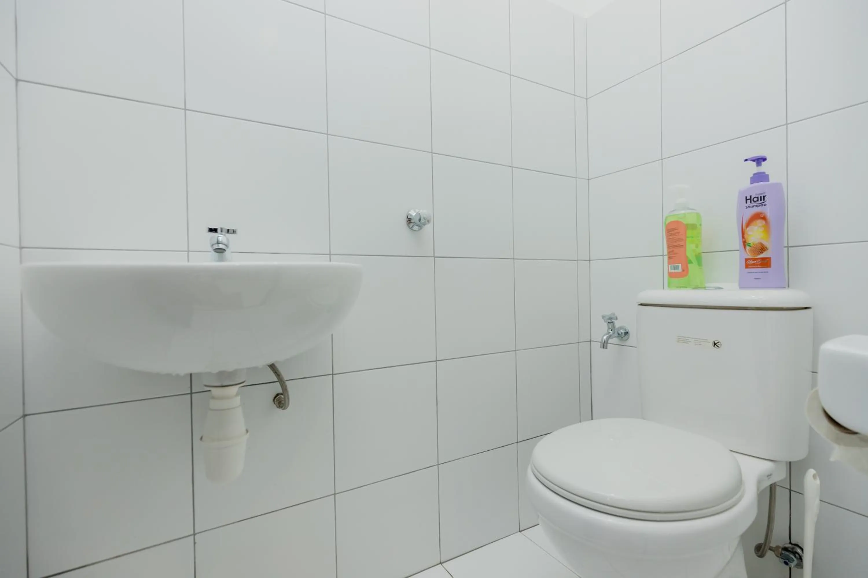 Toilet in The Landmark Condo, by Sanguine