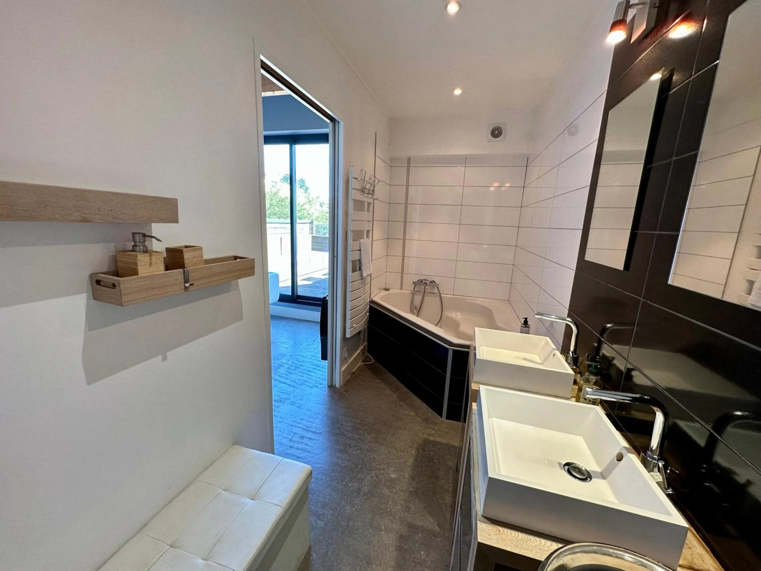 Bathroom, TV/Entertainment Center in Meublé prestige