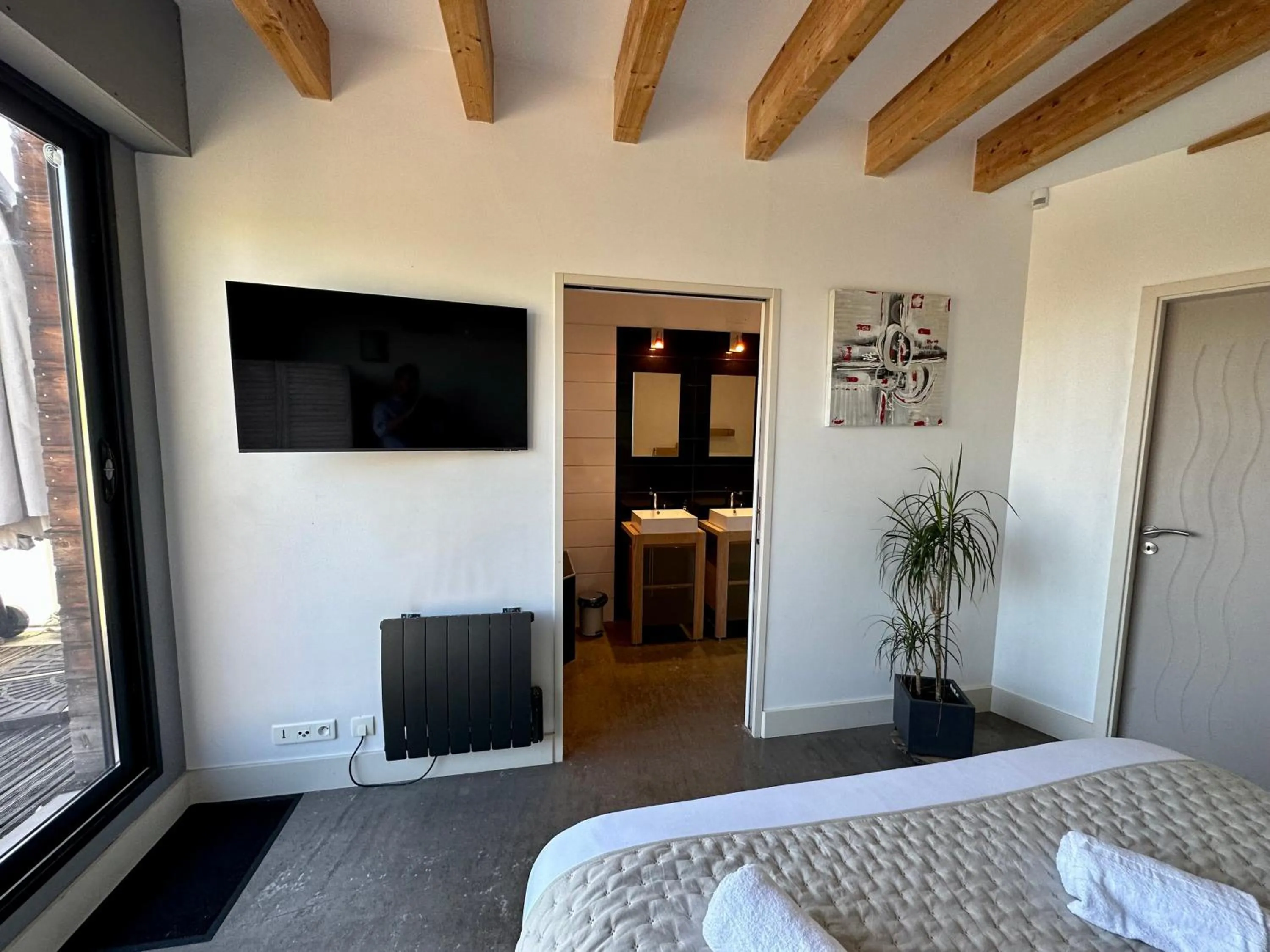 Photo of the whole room, TV/Entertainment Center in Meublé prestige