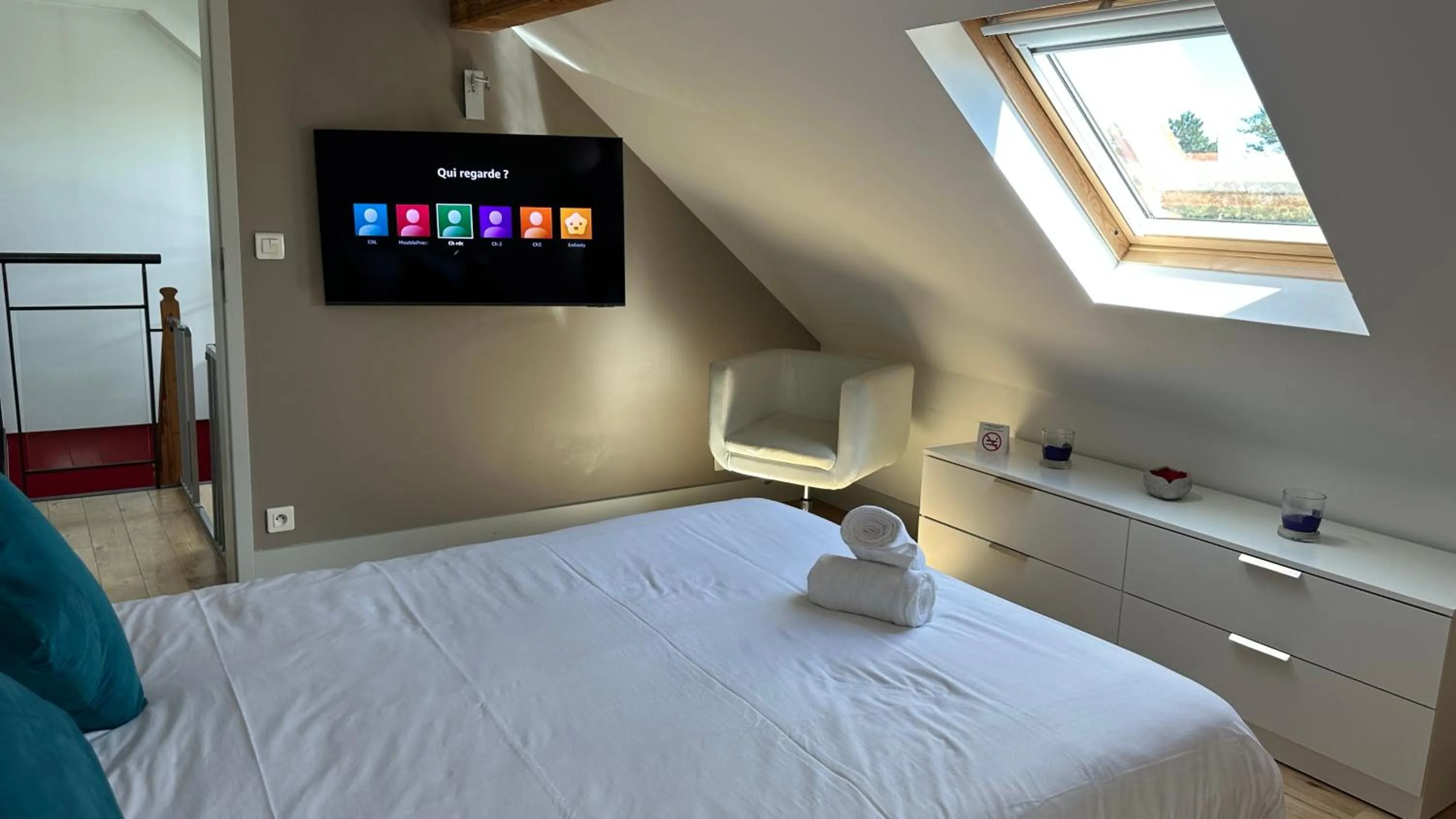 Bedroom, TV/Entertainment Center in Meublé prestige