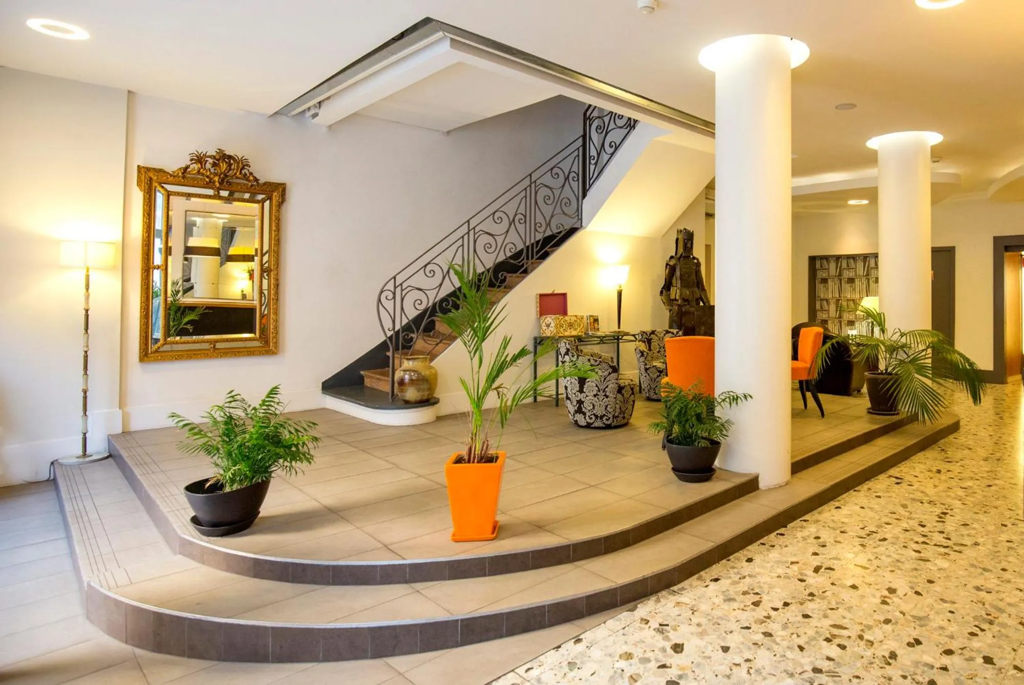 Lobby or reception in Hôtel Raymond 4 Toulouse