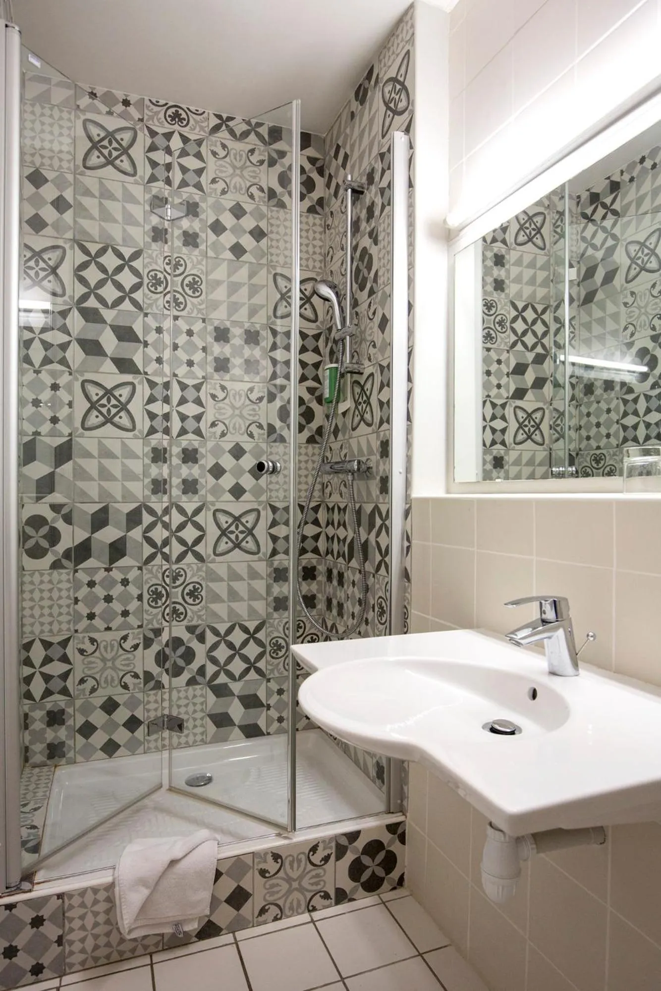 Bathroom in Hôtel Raymond 4 Toulouse