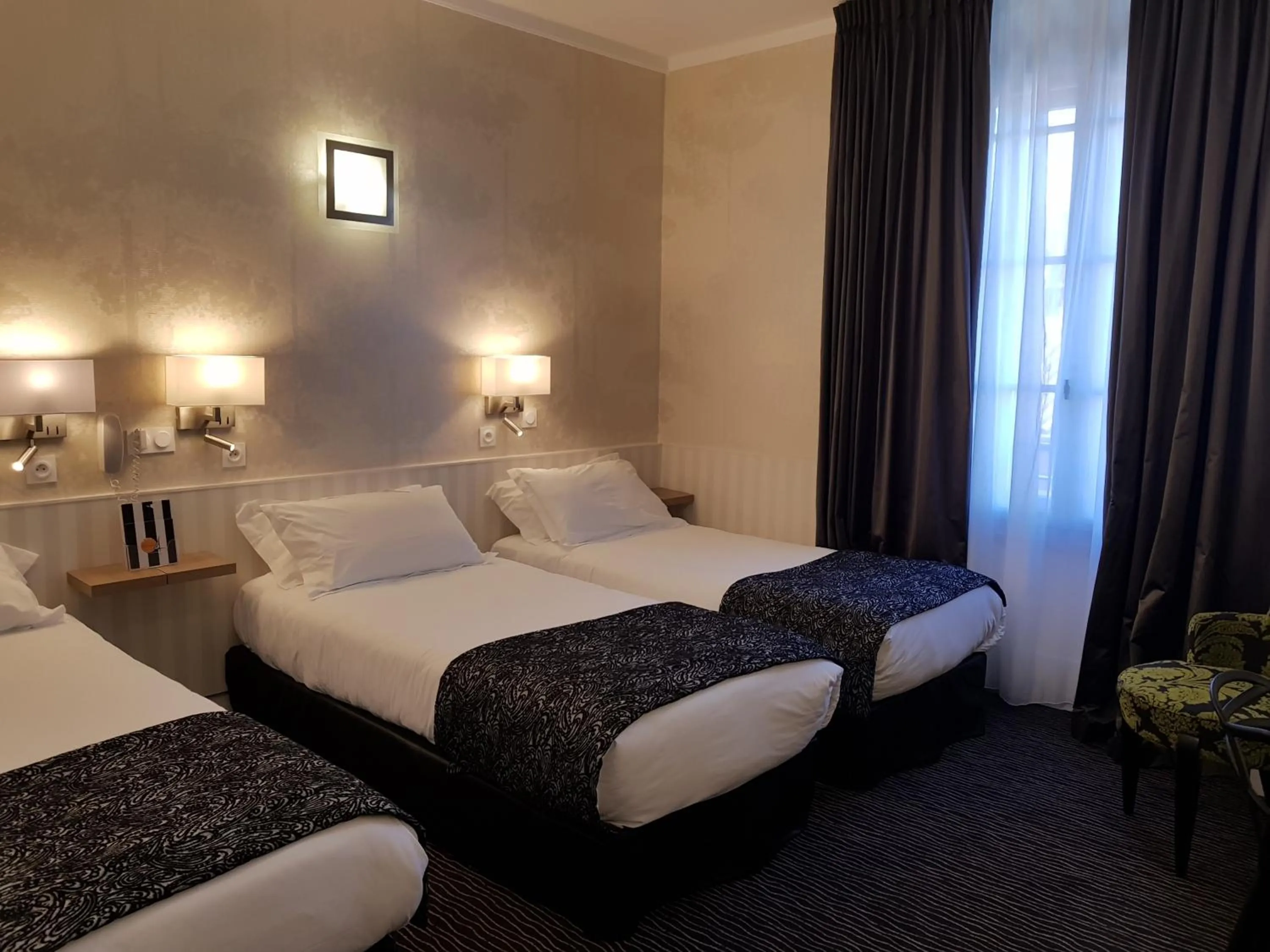 Bed in Hôtel Raymond 4 Toulouse