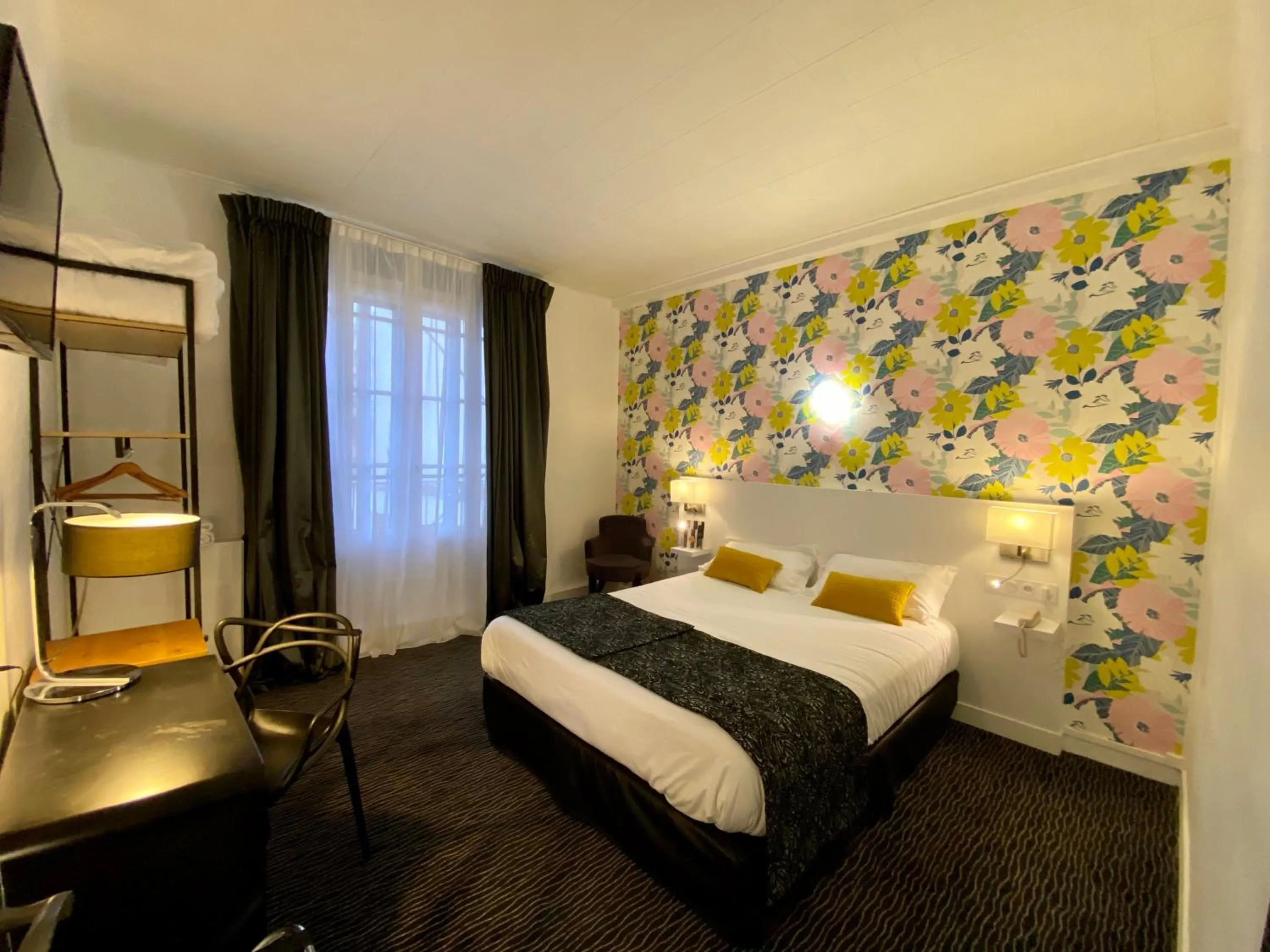 Photo of the whole room in Hôtel Raymond 4 Toulouse