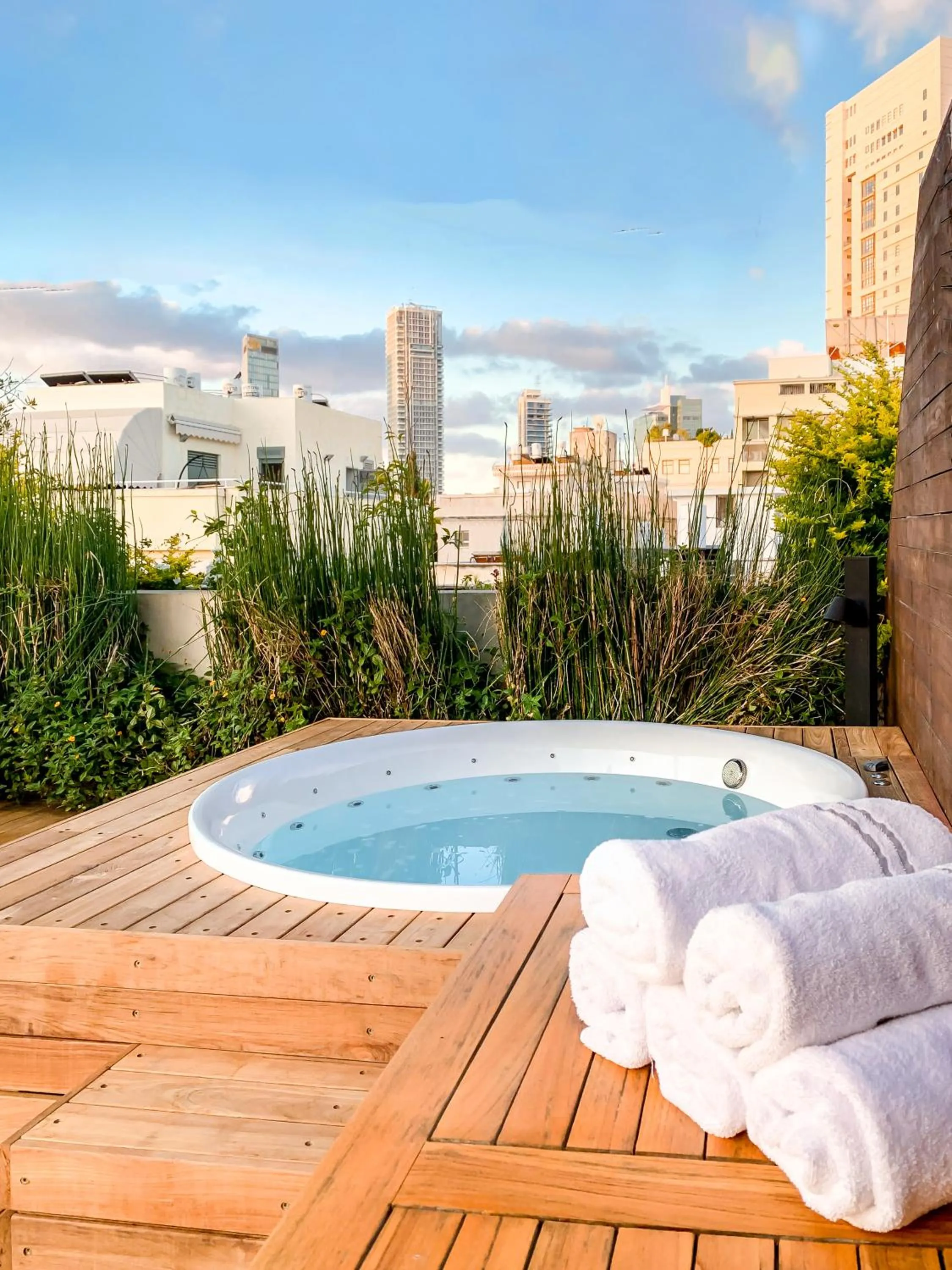 Hot Tub in Jacob Shenkin Hotel