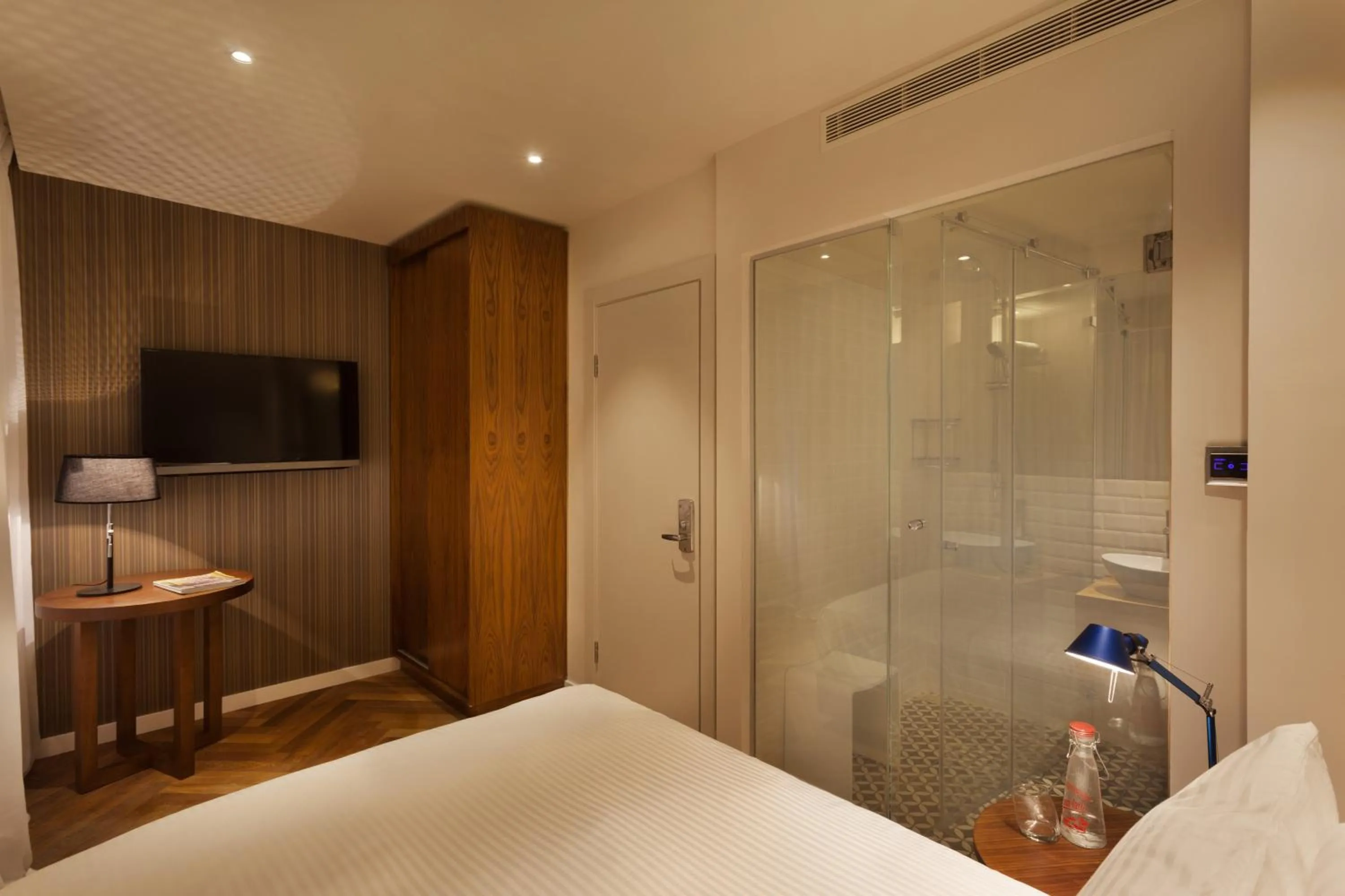 Bathroom, Bed in Jacob Shenkin Hotel