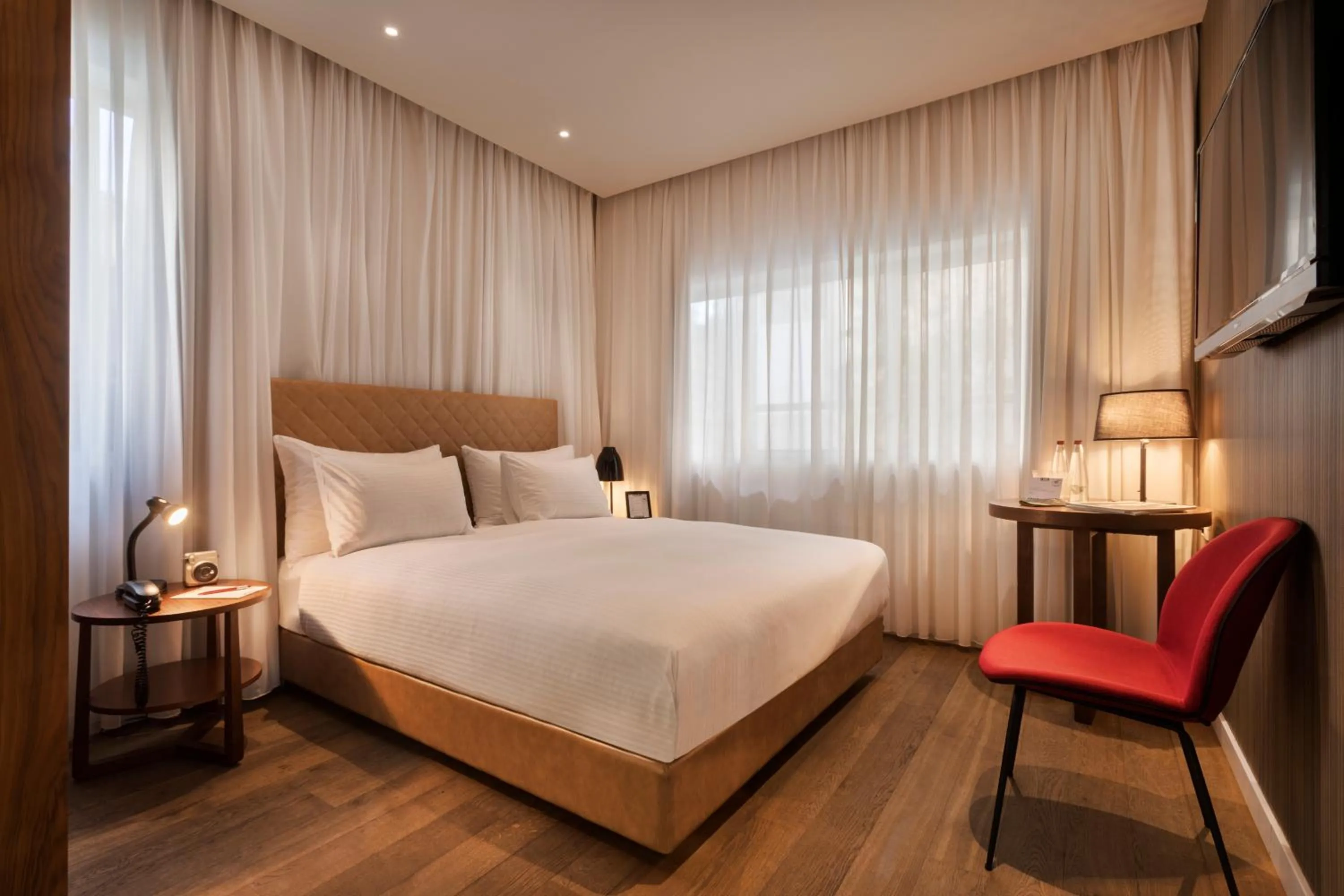 Photo of the whole room, Bed in Jacob Shenkin Hotel