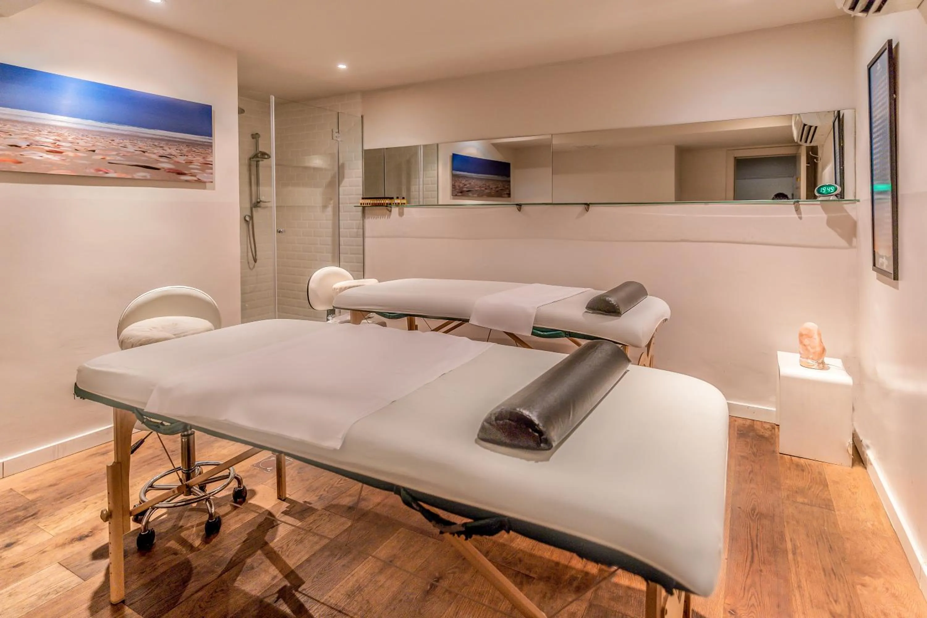 Massage in Jacob Shenkin Hotel