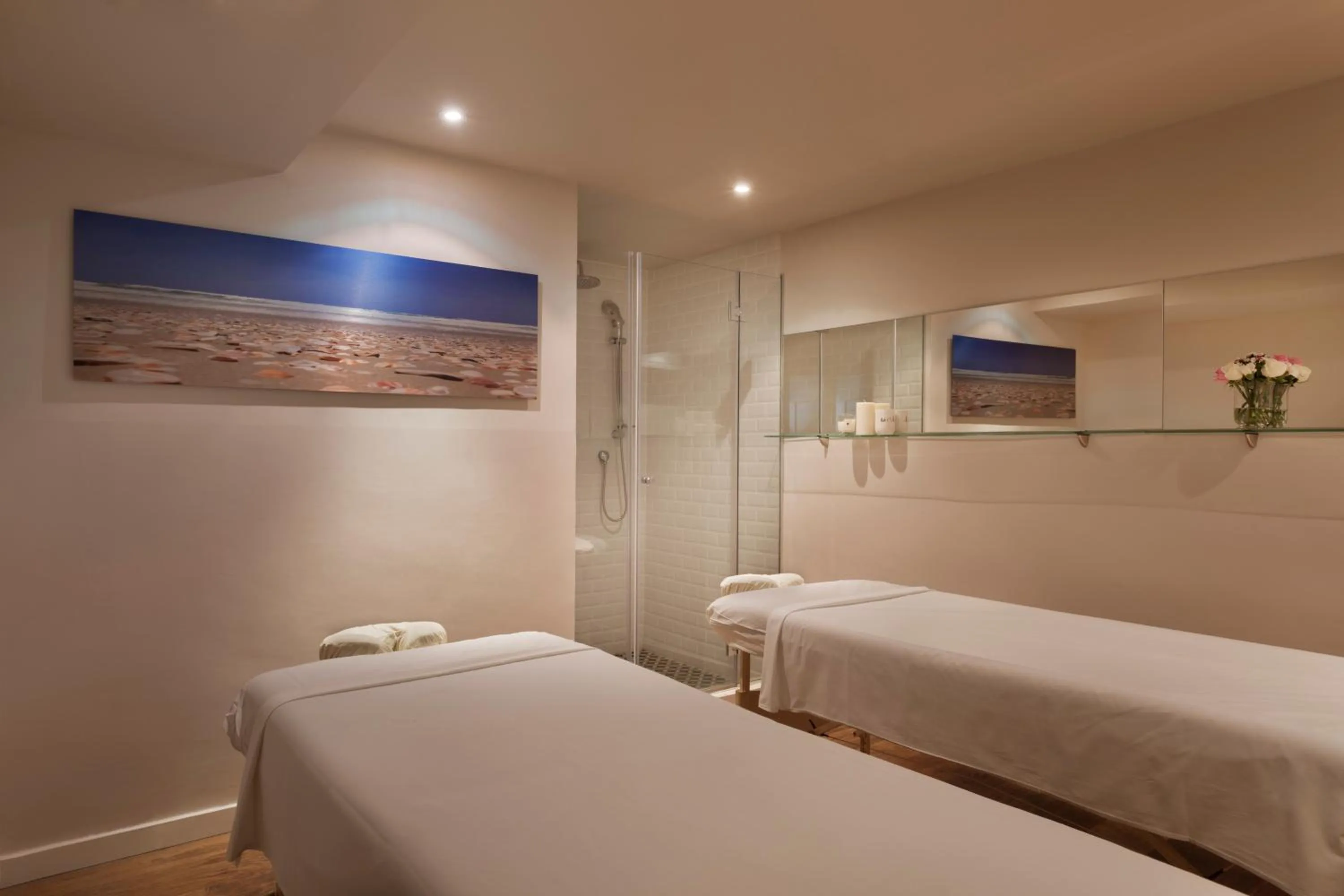 Area and facilities in Jacob Shenkin Hotel