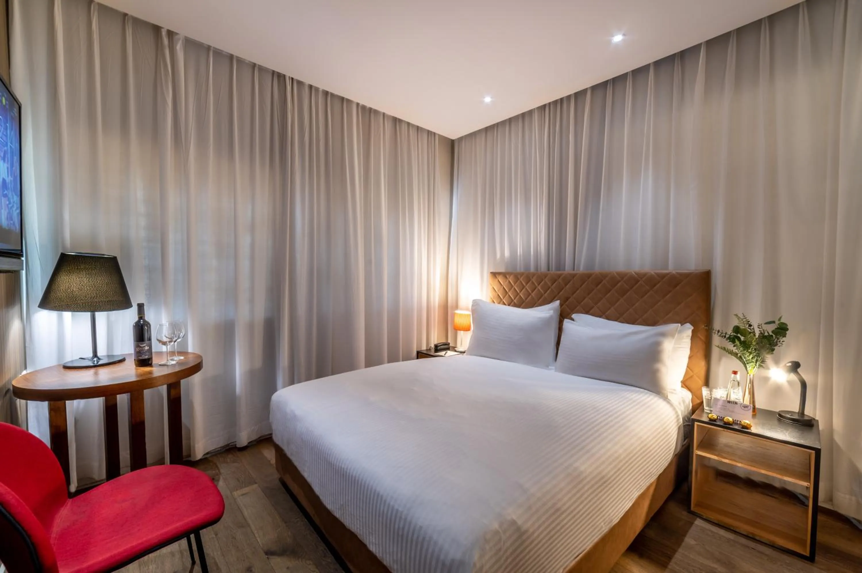 Photo of the whole room, Bed in Jacob Shenkin Hotel