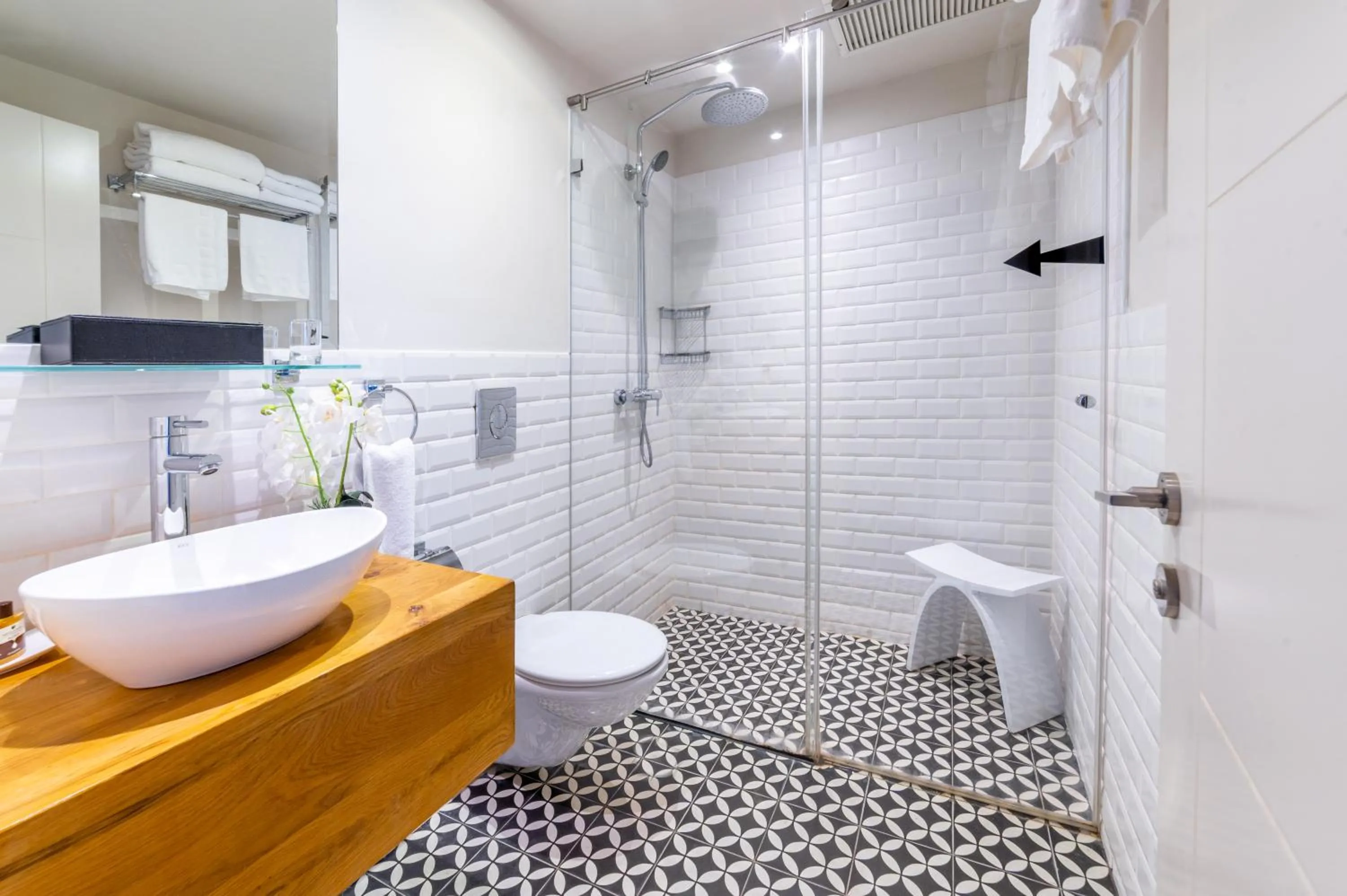 Bathroom in Jacob Shenkin Hotel