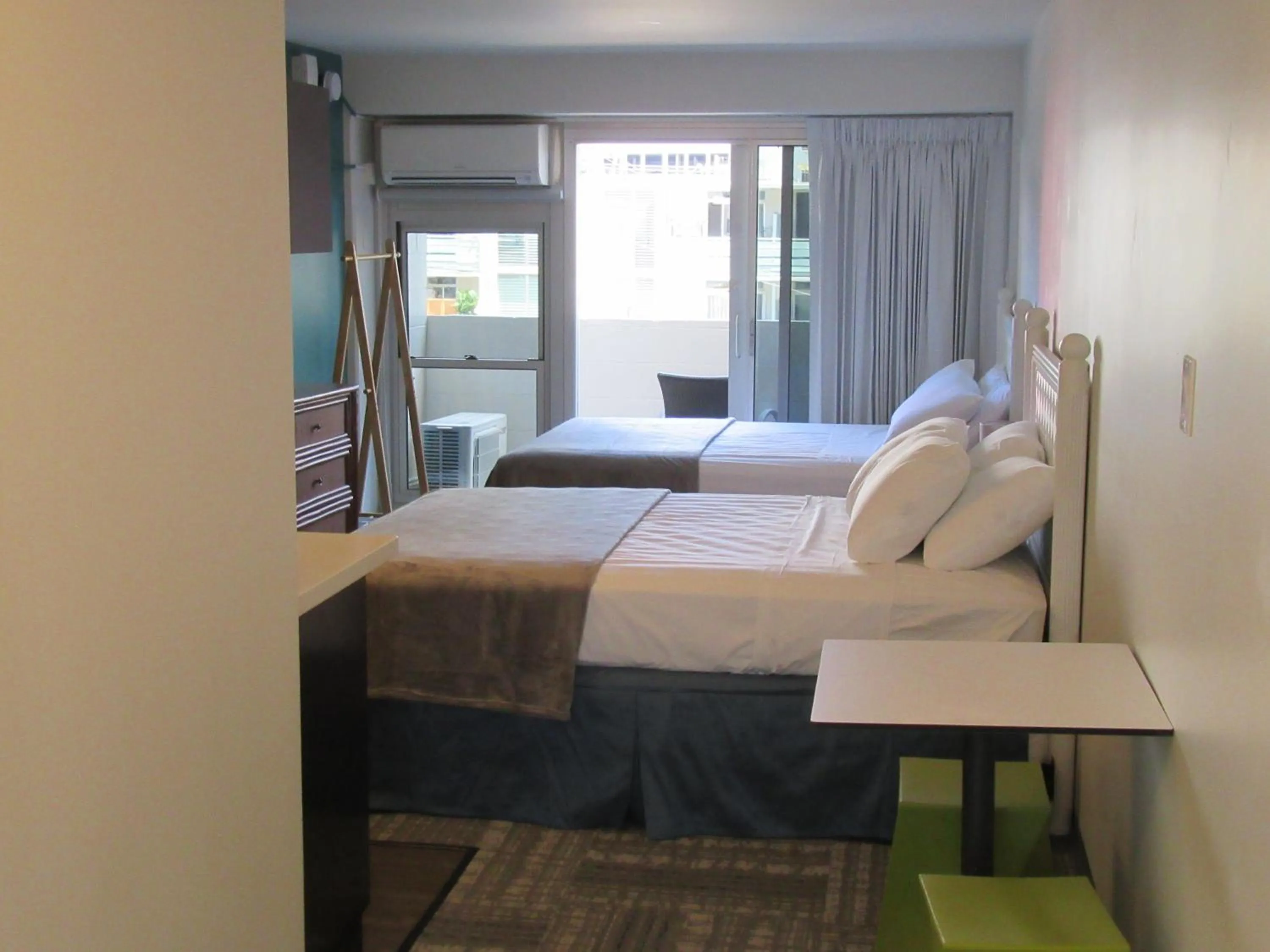 Bed in Waikiki Central Hotel - No Resort Fees