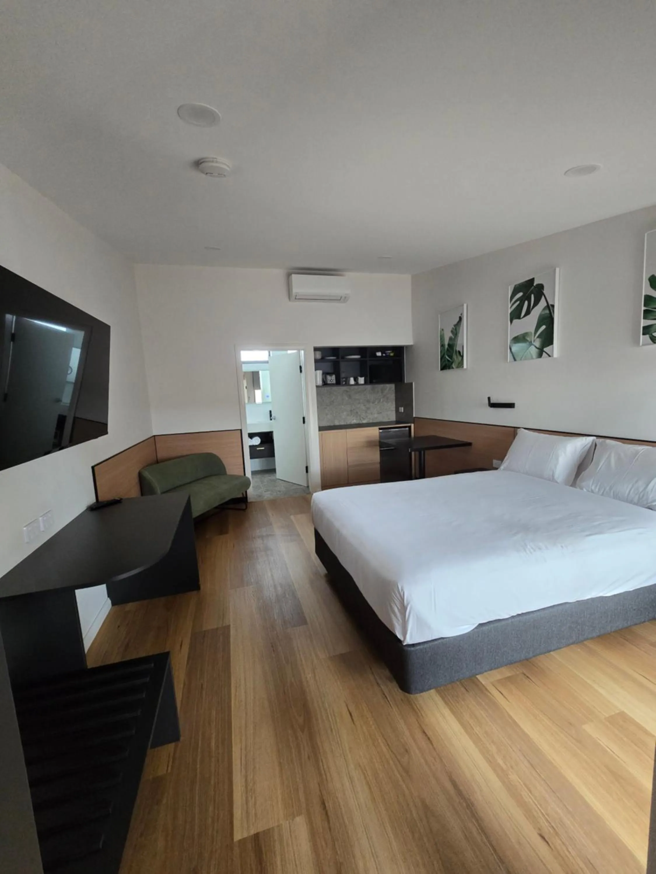 Bed in Parkview Motor Inn