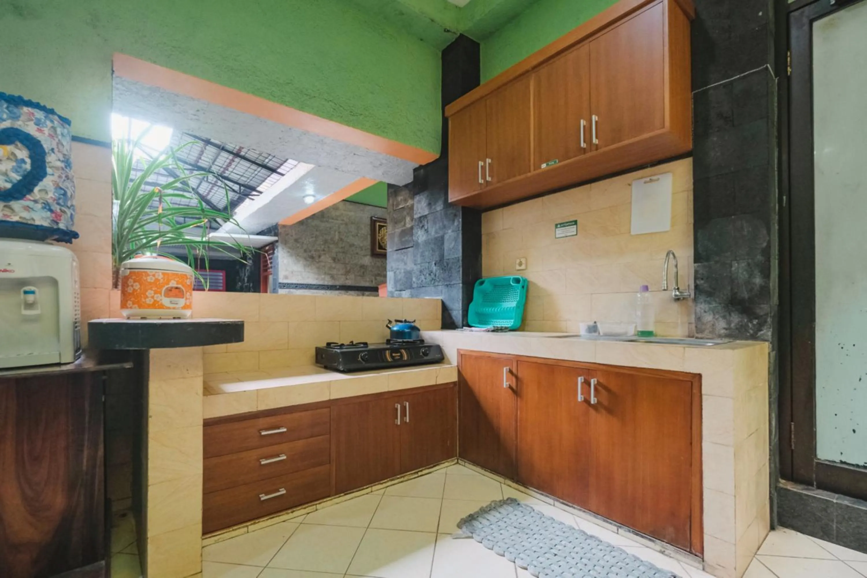 kitchen in Homestay Simply Homy Jogja dekat Gembiraloka Zoo