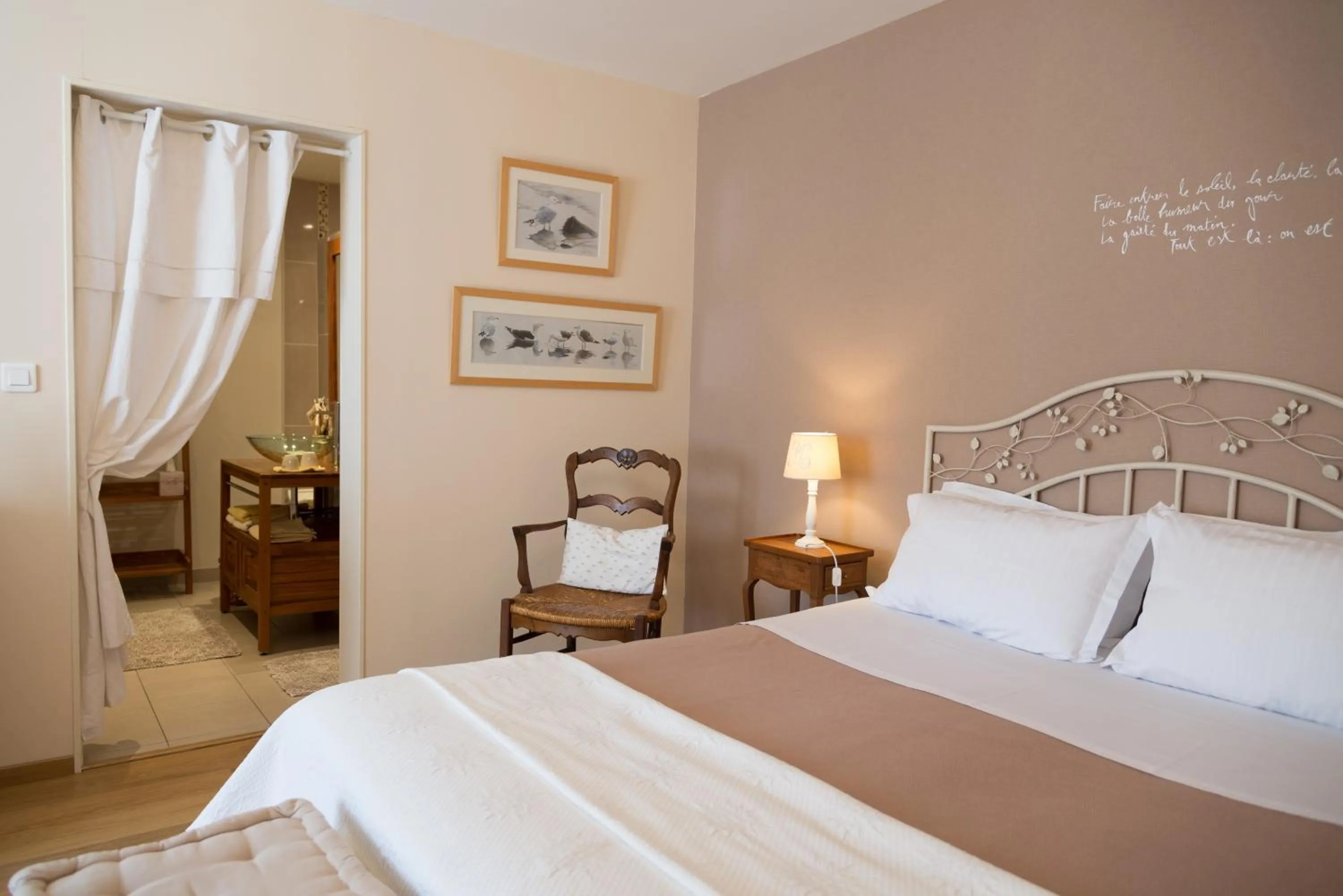 Photo of the whole room, Bed in La Boudrie