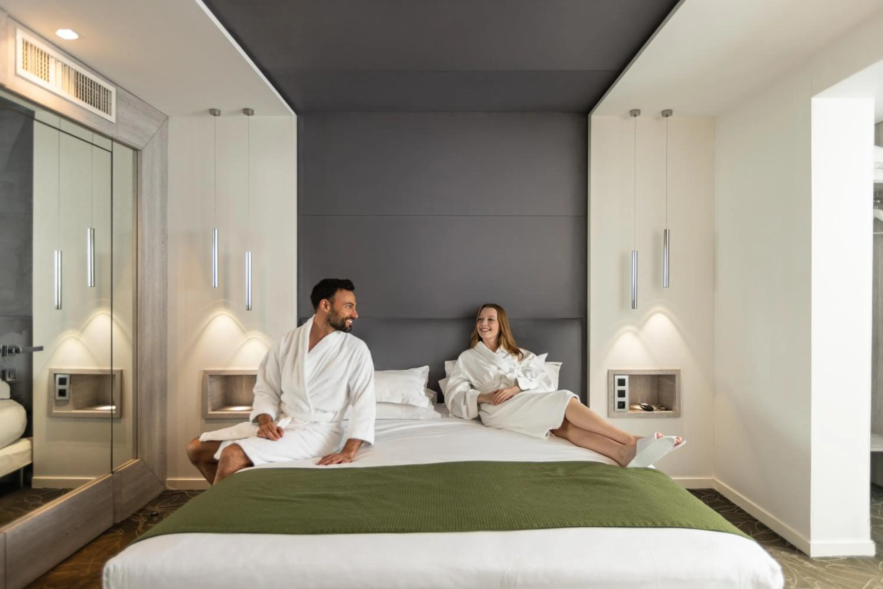 People, Bed in Cézanne Hôtel