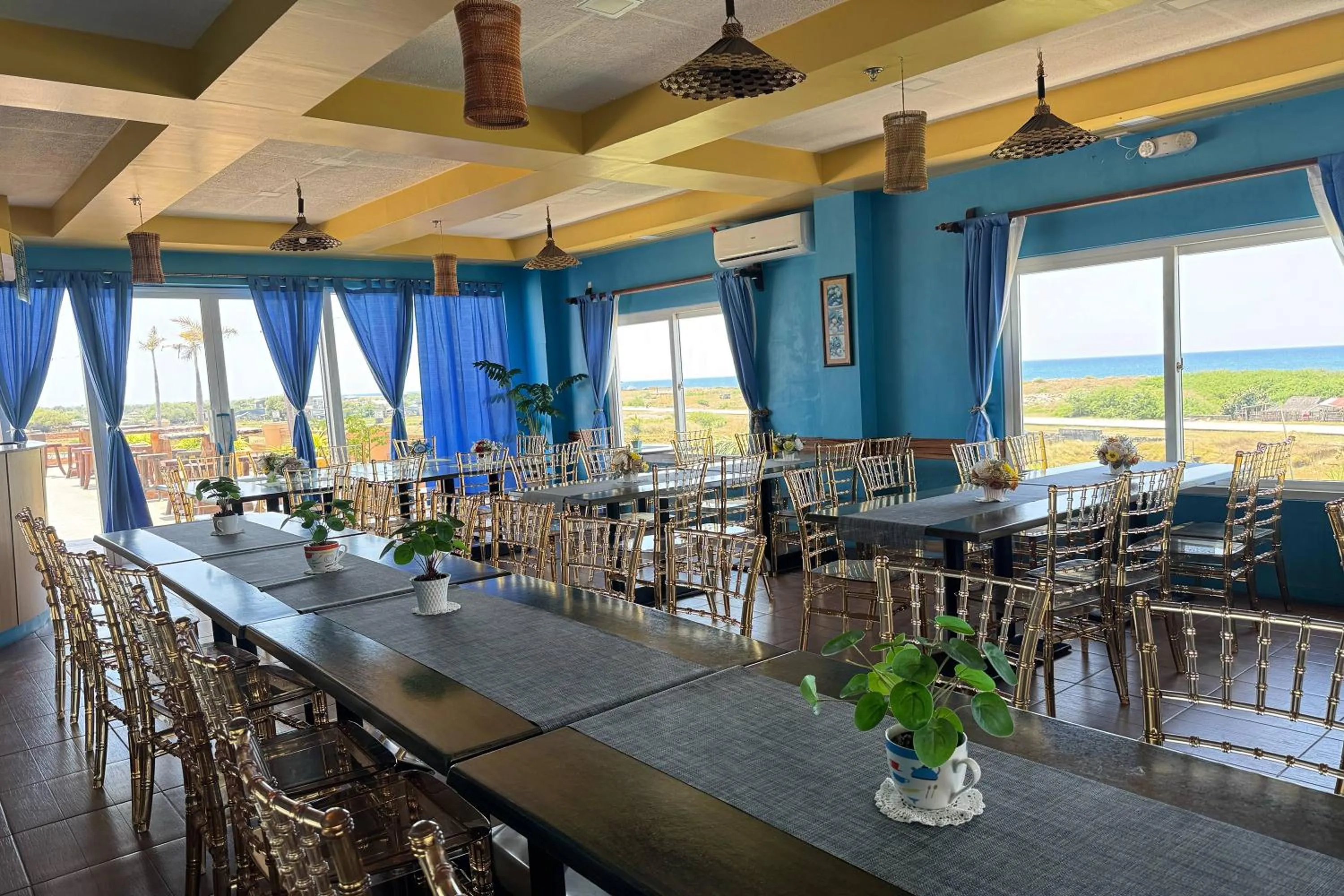 Restaurant/places to eat in OveMar Resort Hotel near Vigan