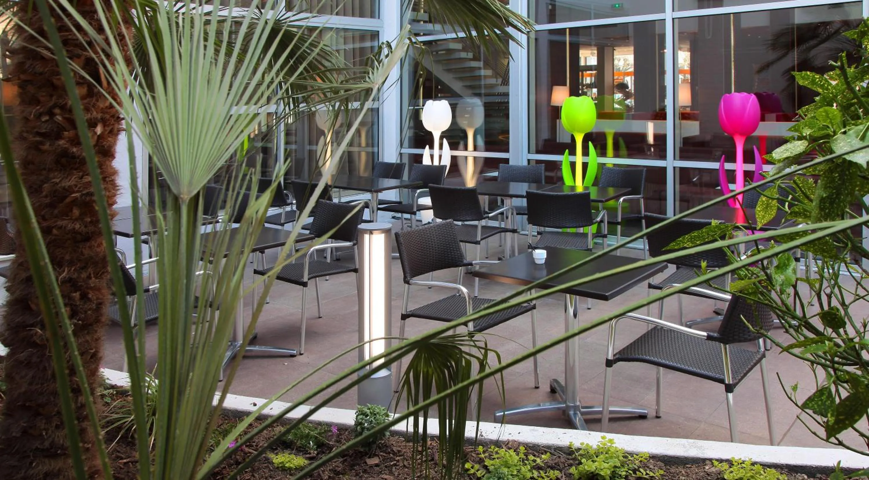 Patio in Hôtel Le Méditerranée