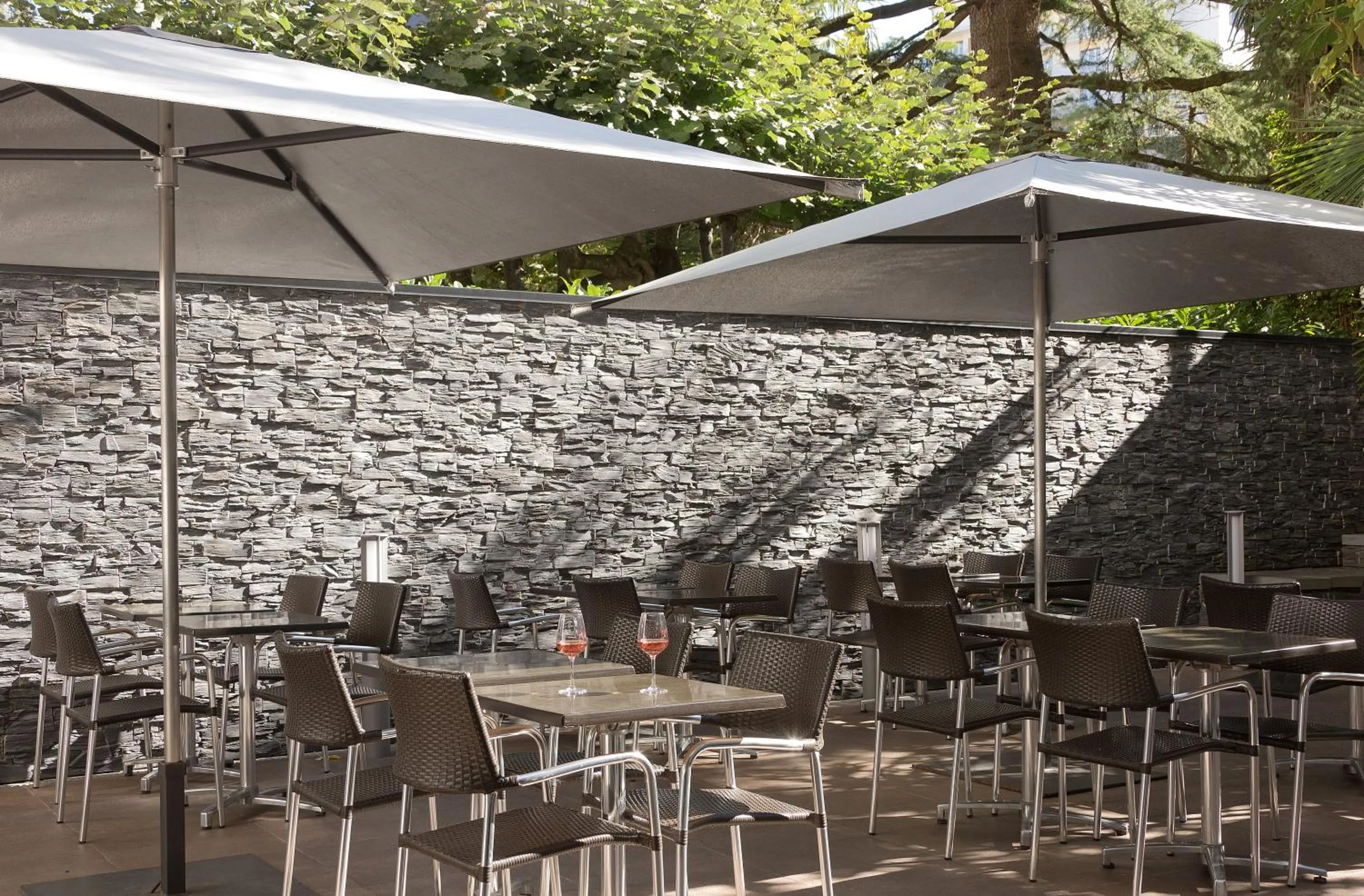 Patio in Hôtel Le Méditerranée