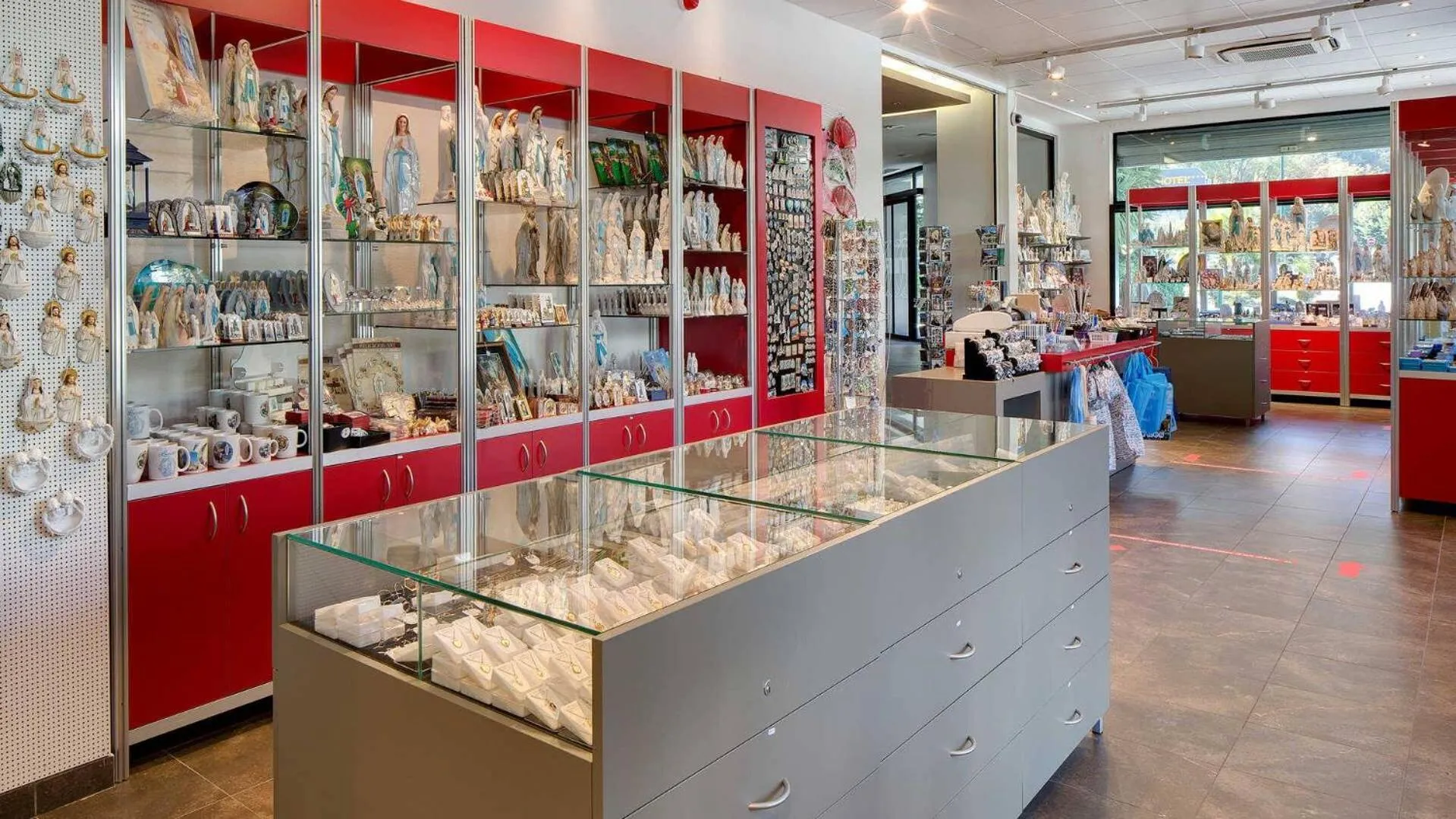 On-site shops in Hôtel Le Méditerranée