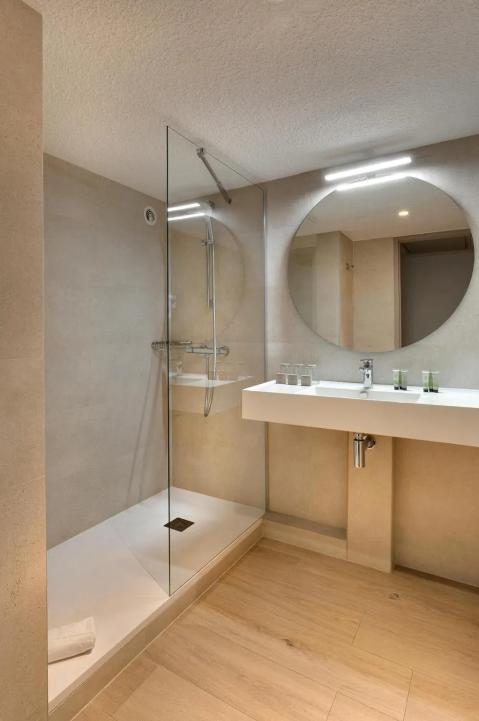 Bathroom in Hôtel Le Méditerranée