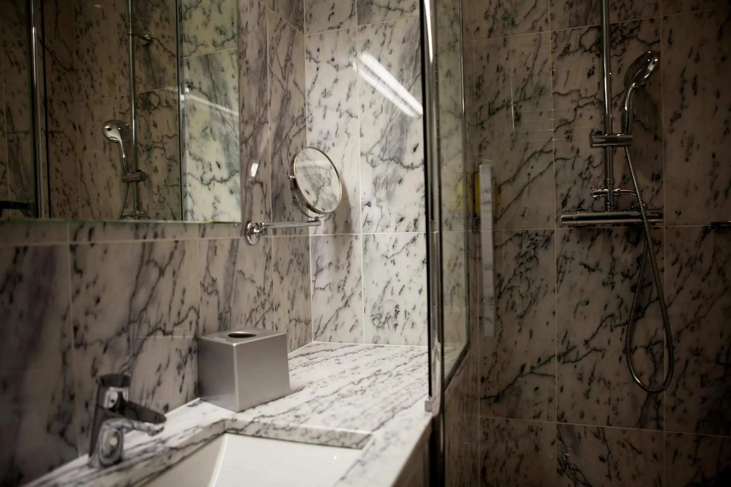 Shower in Hôtel Edgar & Achille