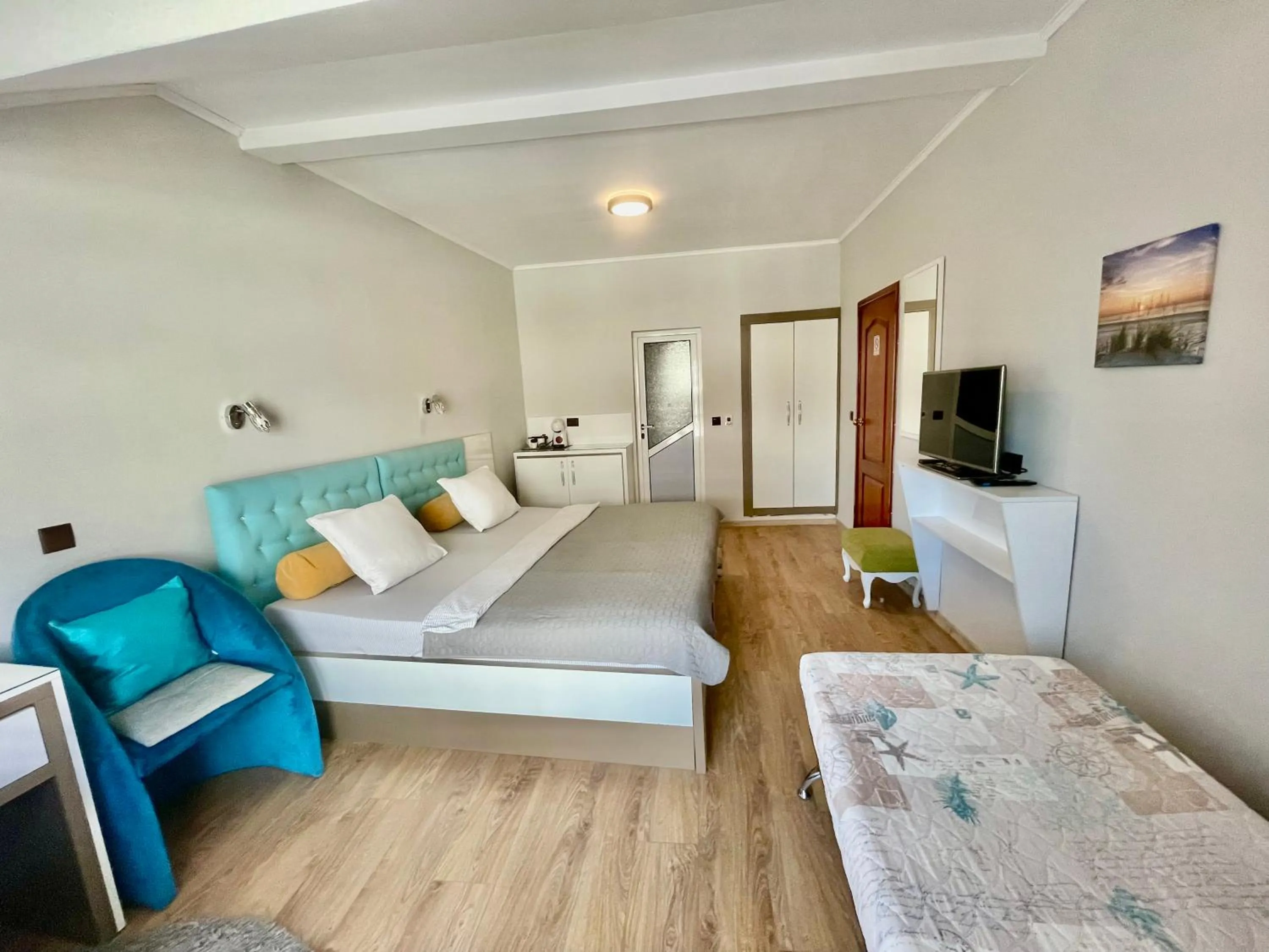 Shower, Bed in White Rose Guest Rooms