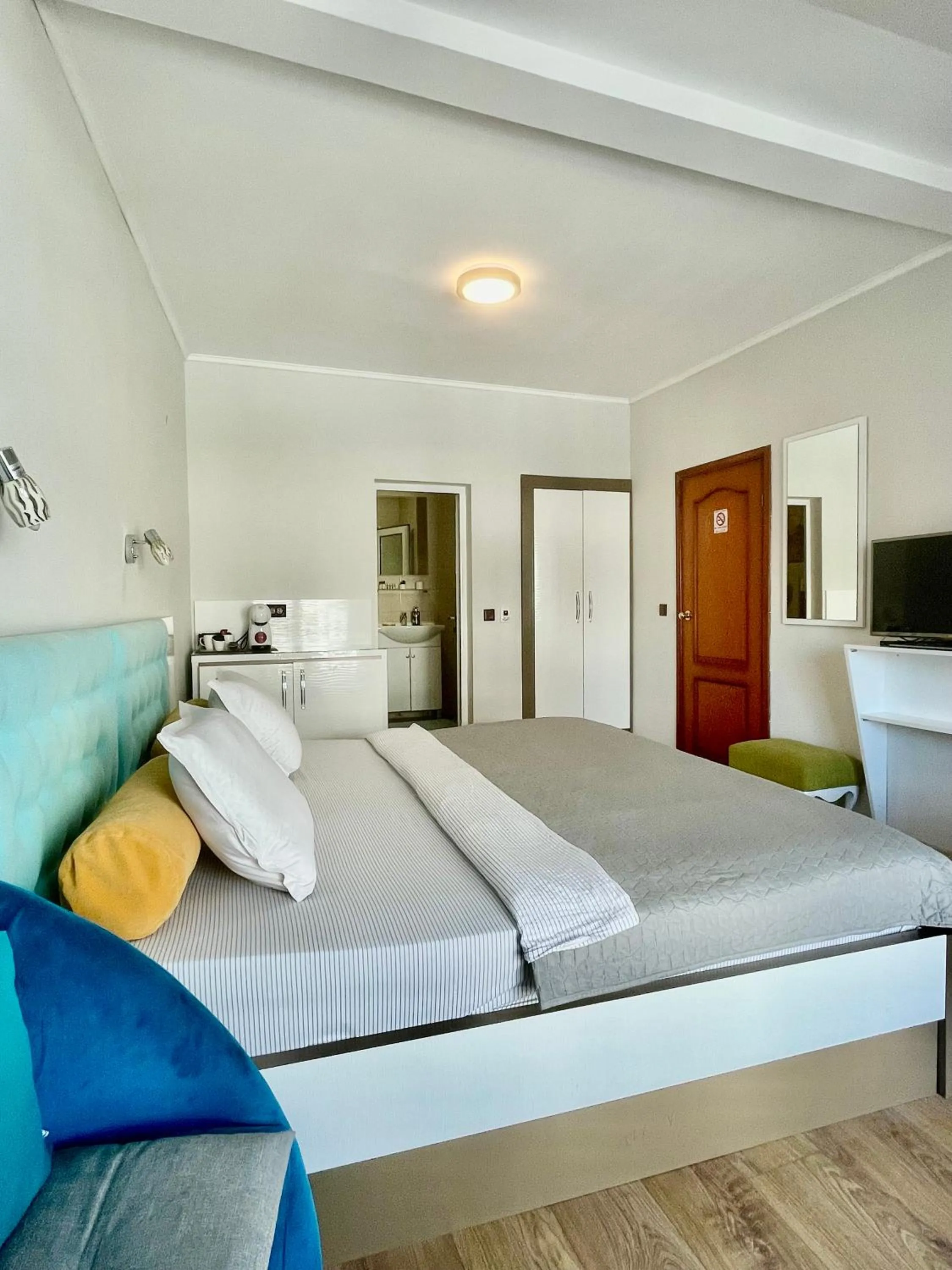 TV and multimedia, Bed in White Rose Guest Rooms