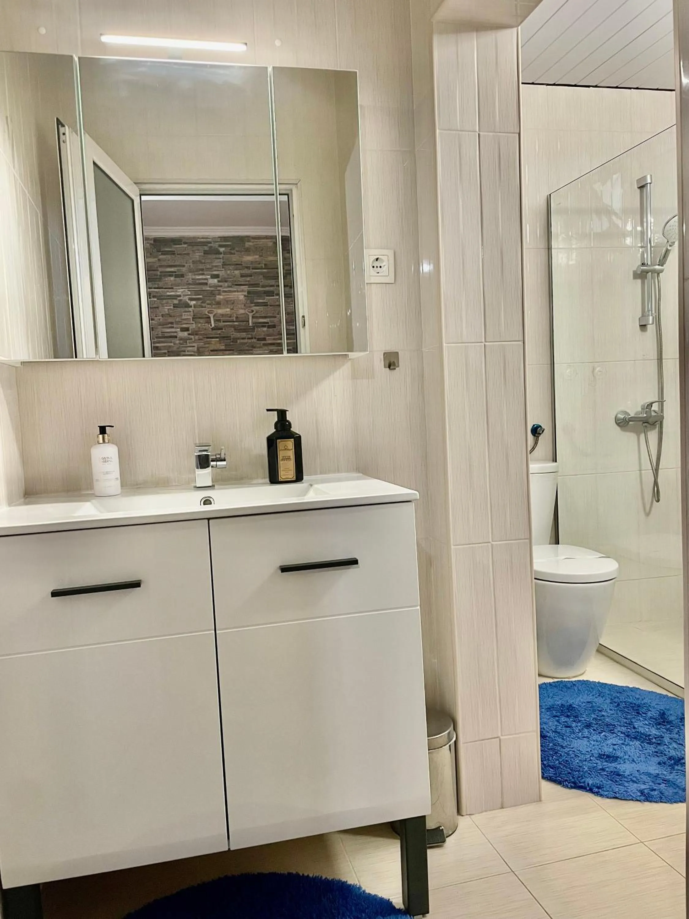 Shower in White Rose Guest Rooms