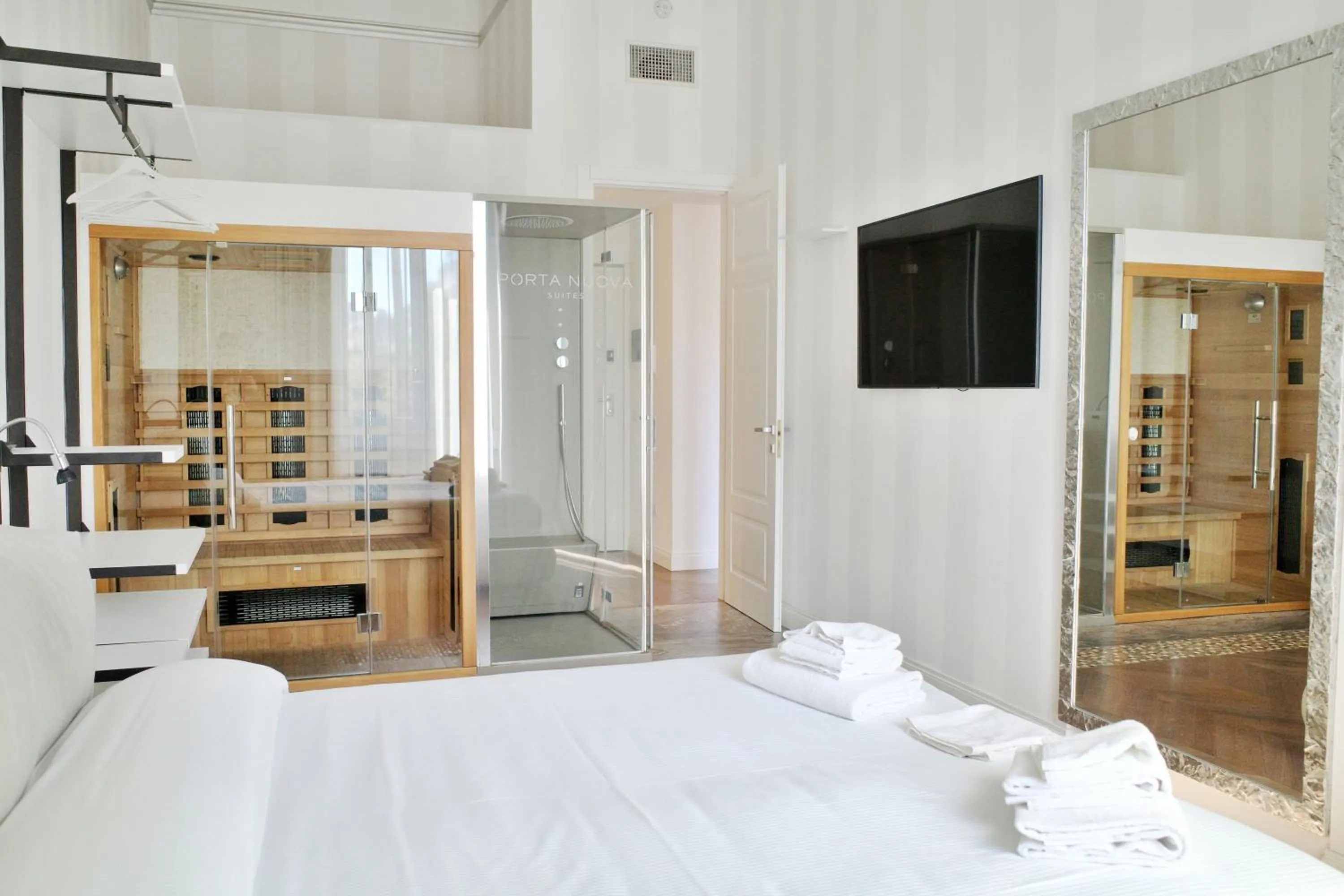 Sauna, Bed in PORTA NUOVA SUITES