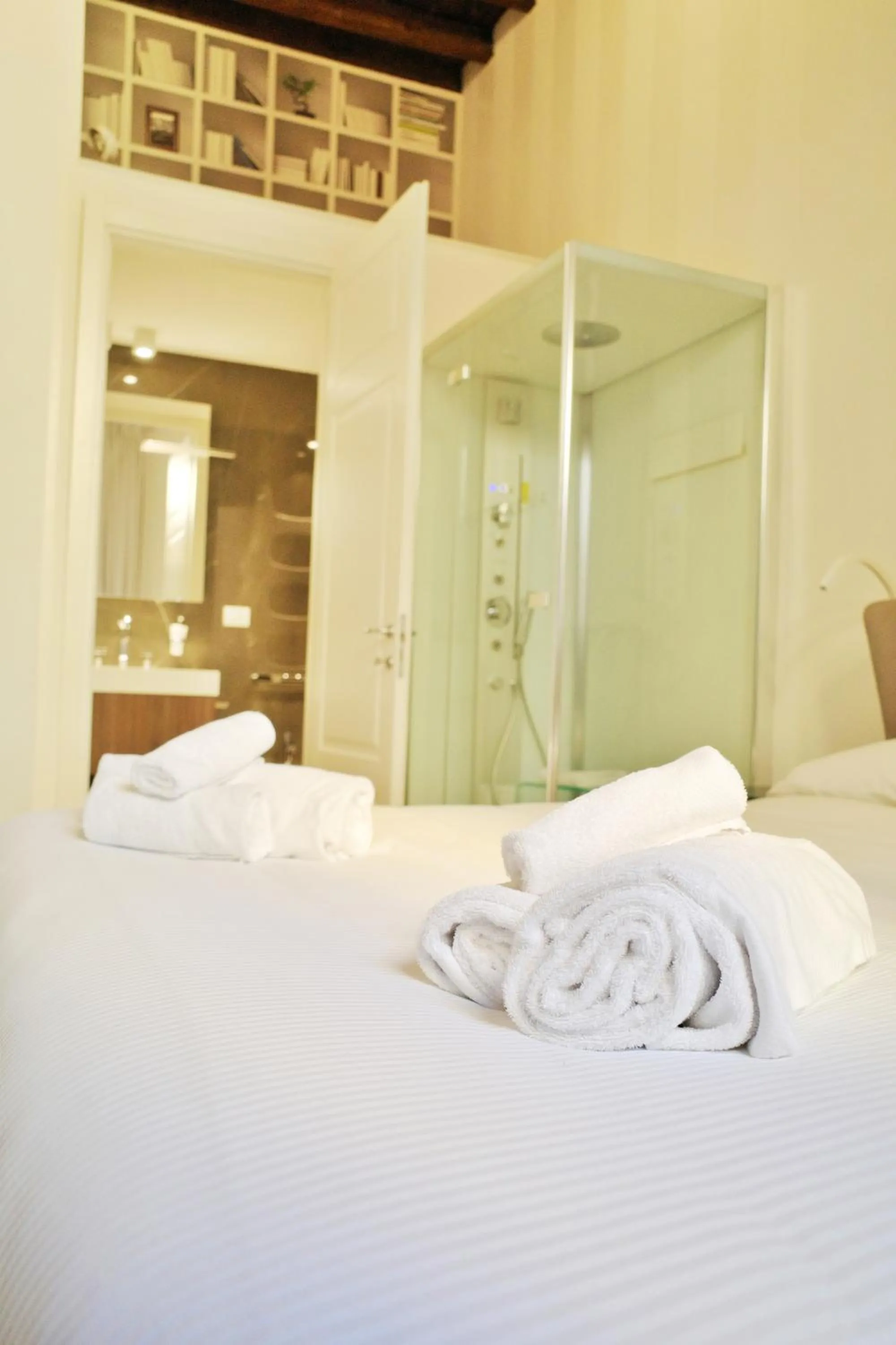 Shower, Bed in PORTA NUOVA SUITES