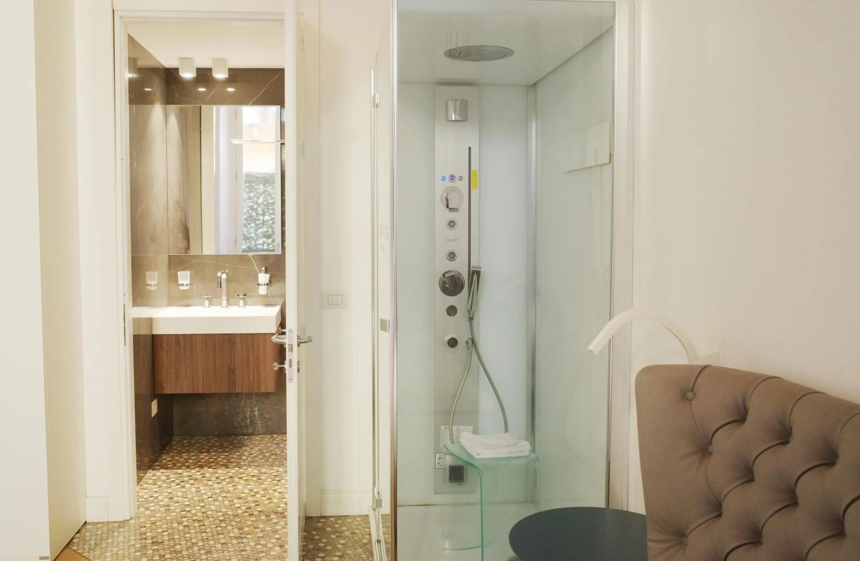 Shower in PORTA NUOVA SUITES