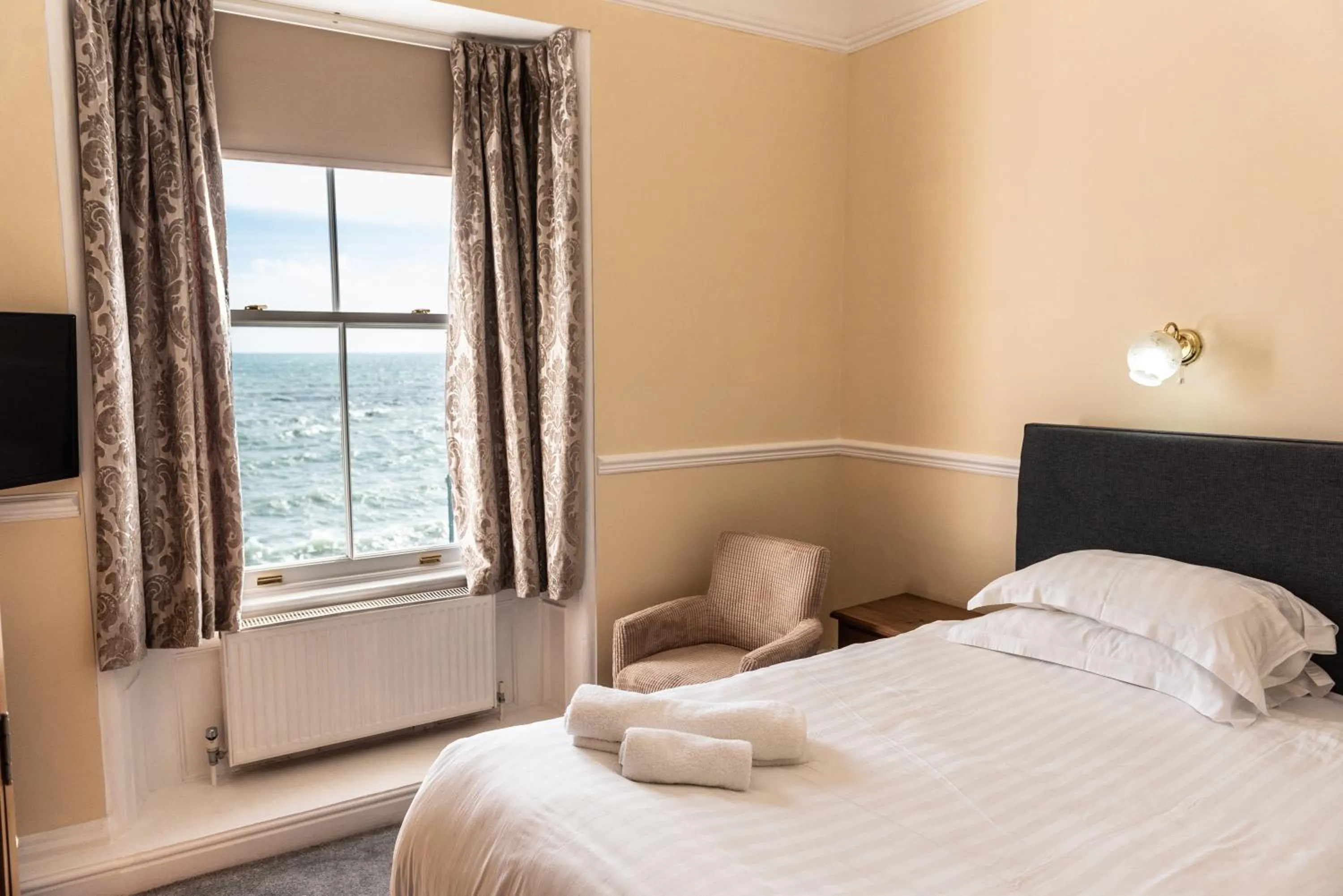 Bed in The Queens Hotel