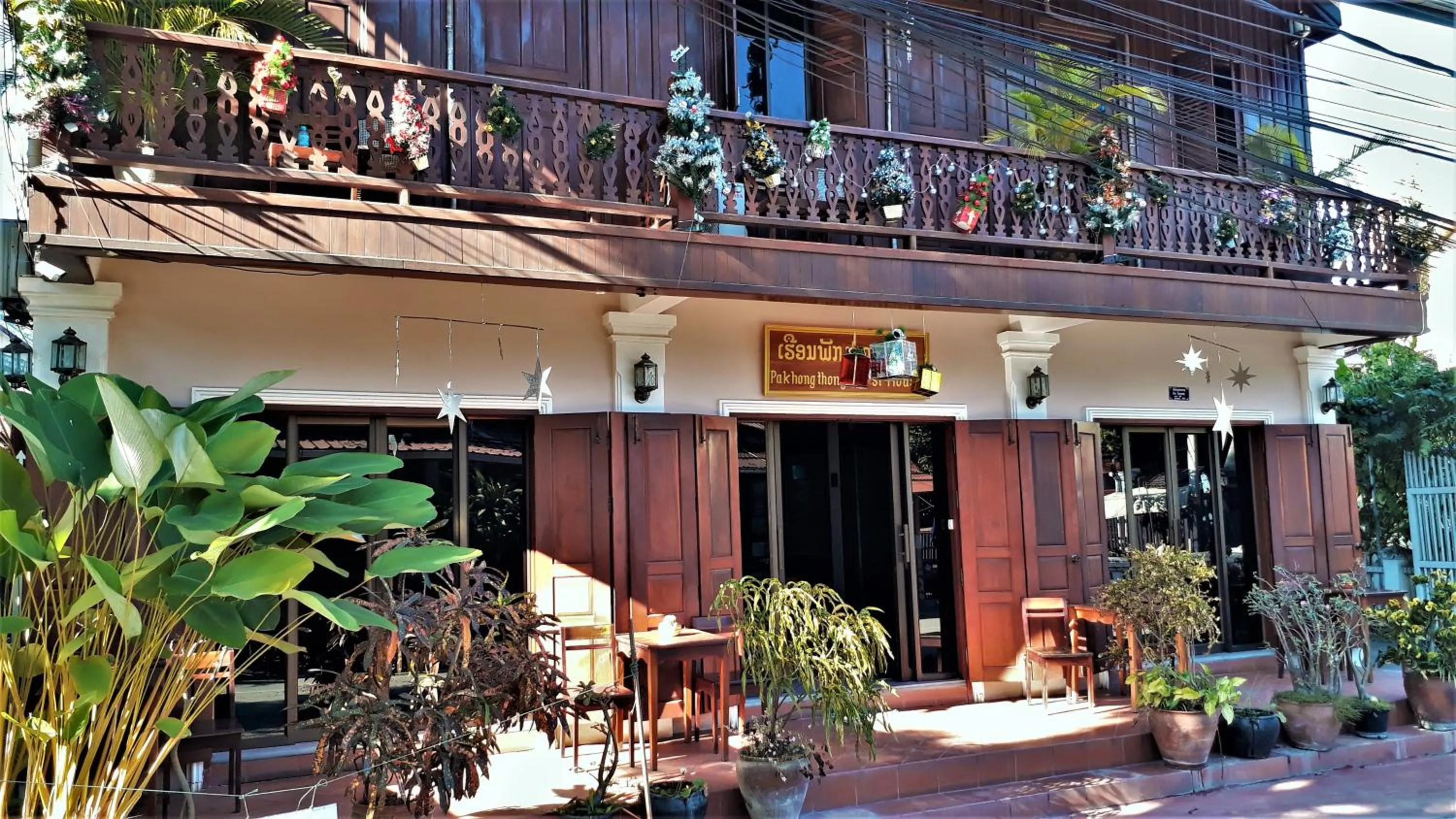 Facade/entrance in Pakhongthong Villa