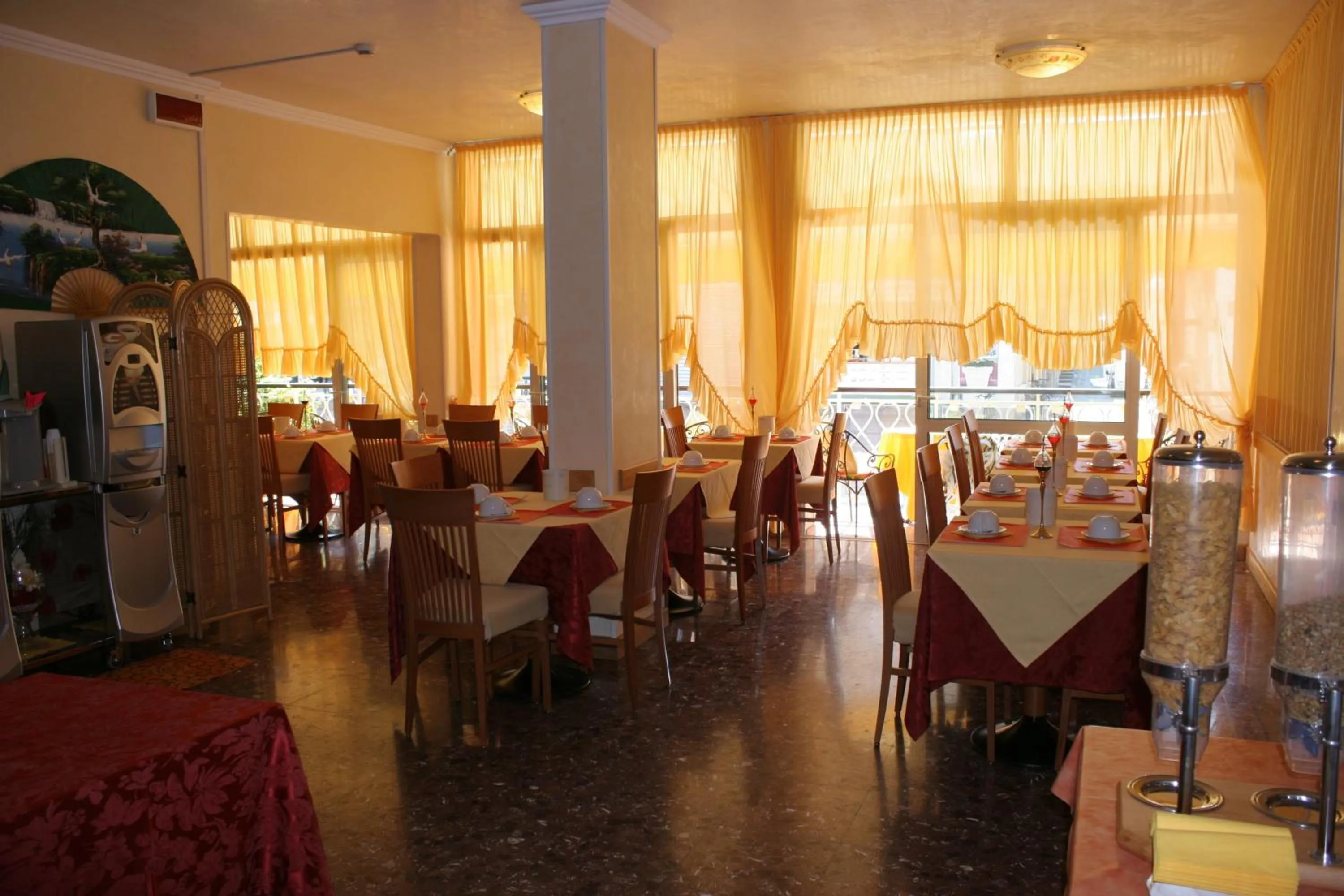 Restaurant/places to eat in Hotel Paron