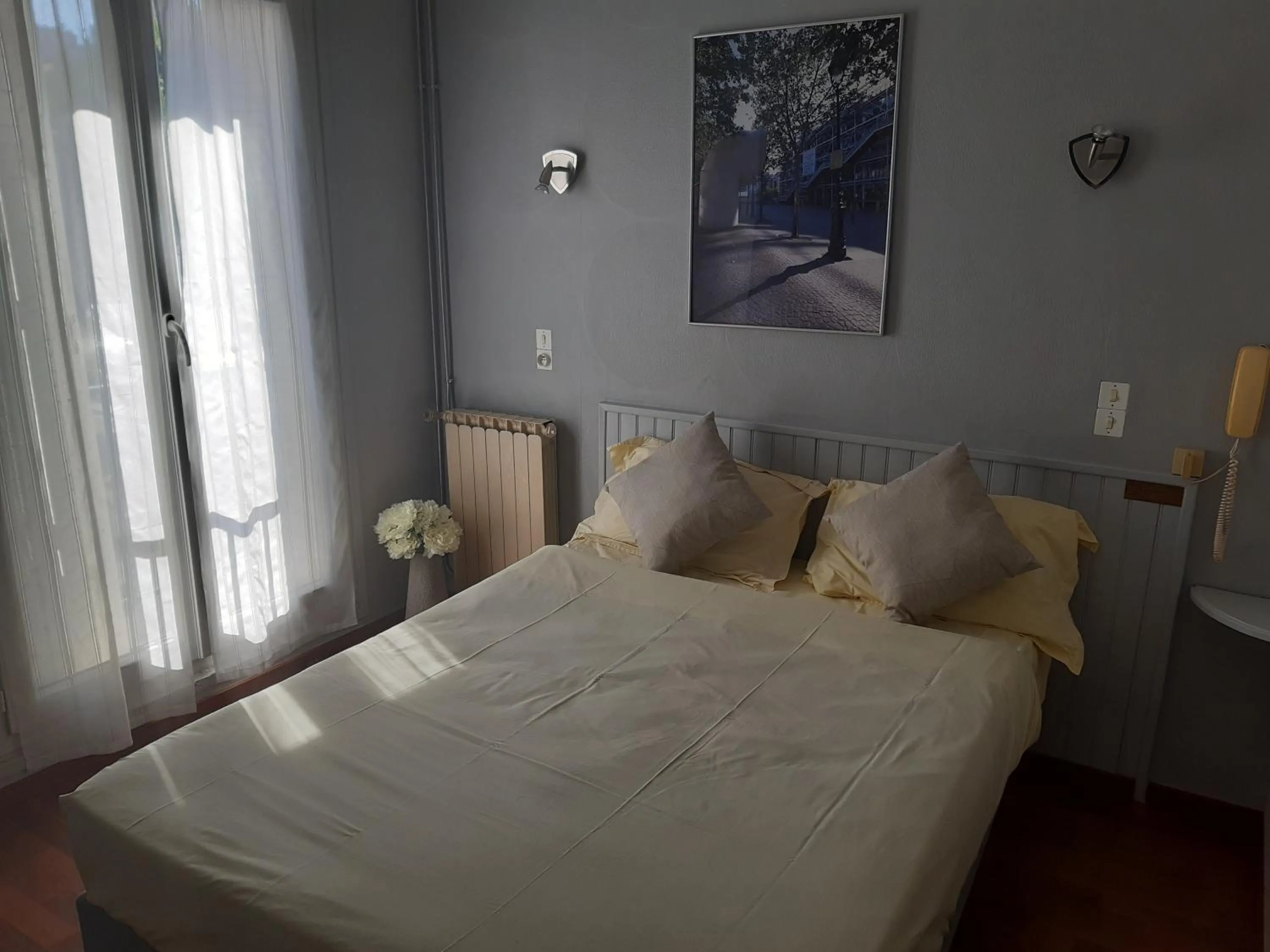 Bed in Hôtel Aunis-Saintonge