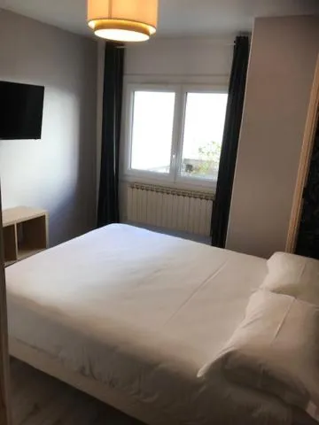 Bed in Hôtel Aunis-Saintonge