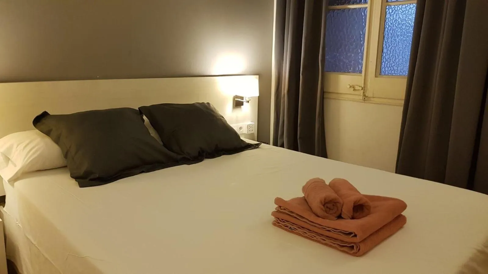 Photo of the whole room, Bed in Hostalin Barcelona Gran Via